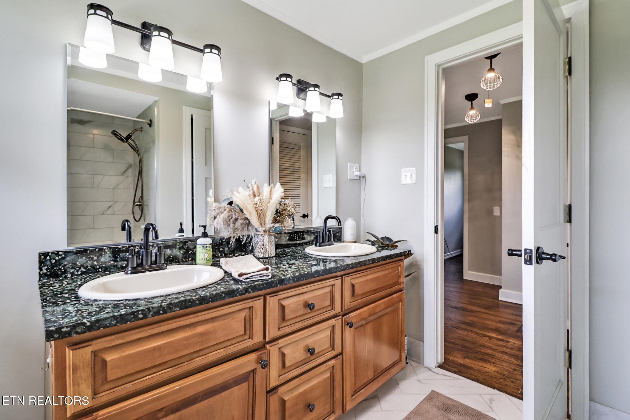 Crossville, Tennessee, 38571, United States, 5 Bedrooms Bedrooms, ,3 BathroomsBathrooms,Residential,For Sale,1986080