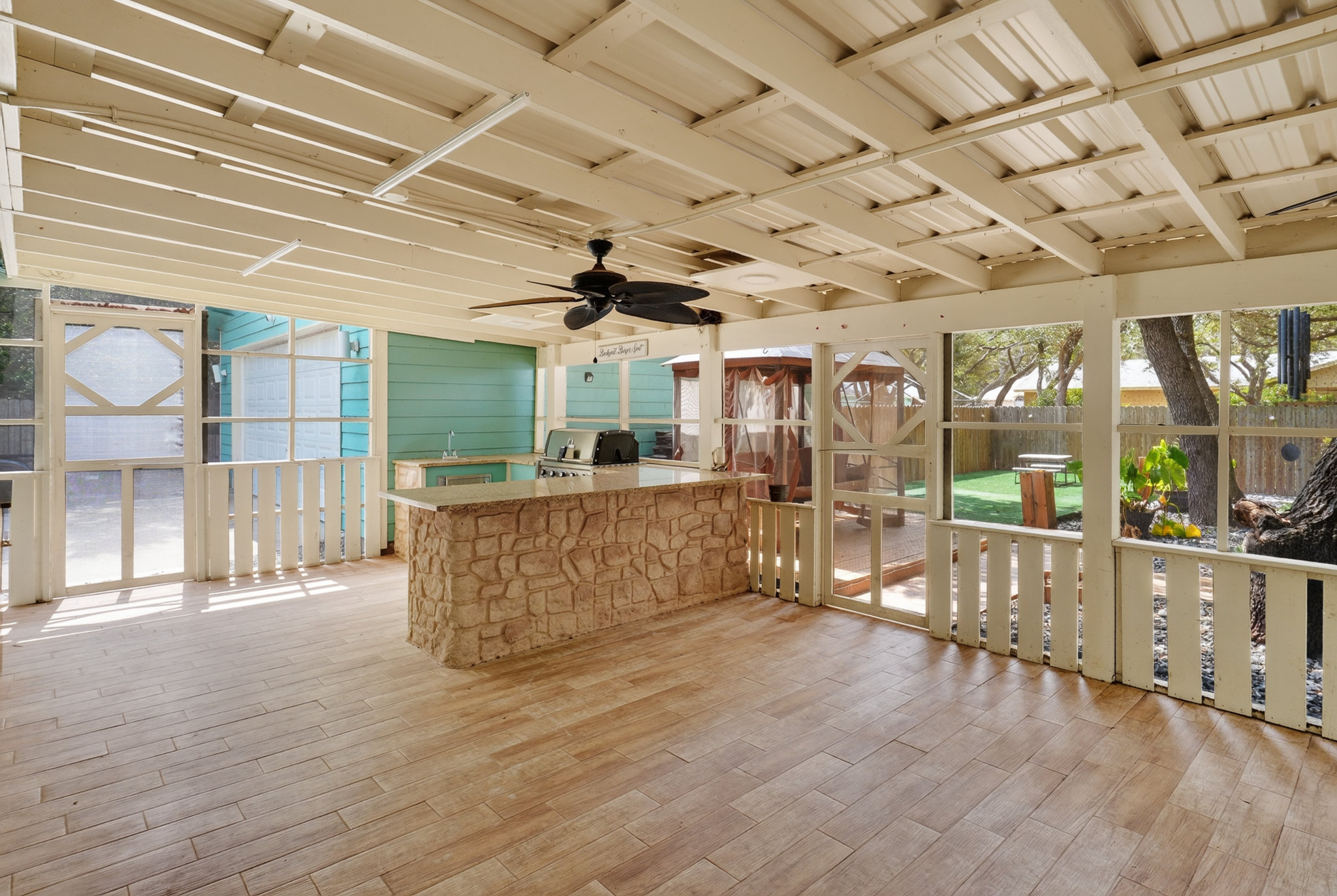  Beautiful 4-Bedroom Home with Backyard Oasis - 物件實景