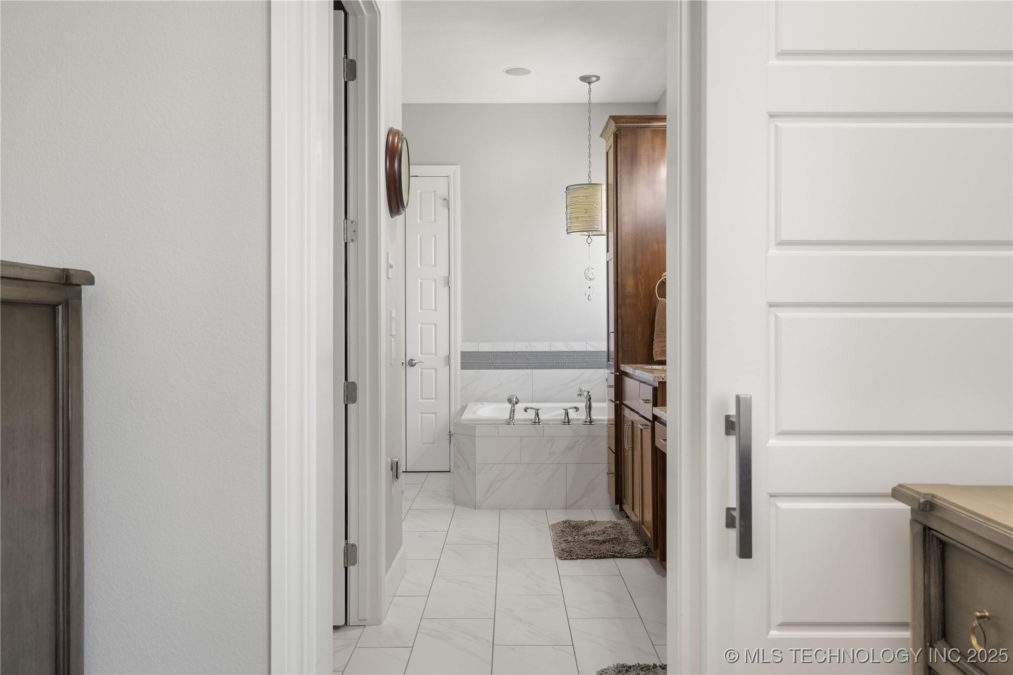 Fort Gibson, Oklahoma, 74434, United States, 4 Bedrooms Bedrooms, ,4 BathroomsBathrooms,Residential,For Sale,2005878