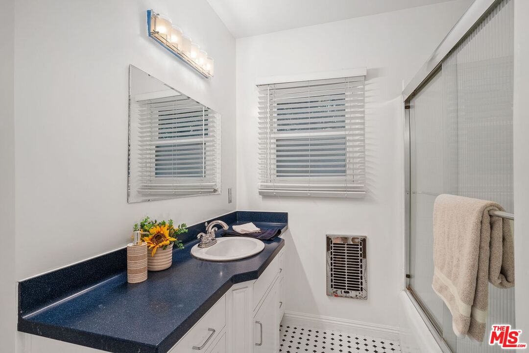 Lake Balboa, California, 91406, United States, 3 Bedrooms Bedrooms, ,1 BathroomBathrooms,Residential,For Sale,1992141