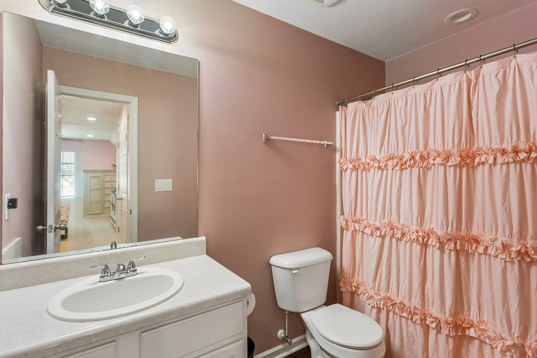  Beautifully Updated and Move-in Ready Four Bedroom Home - 物件實景