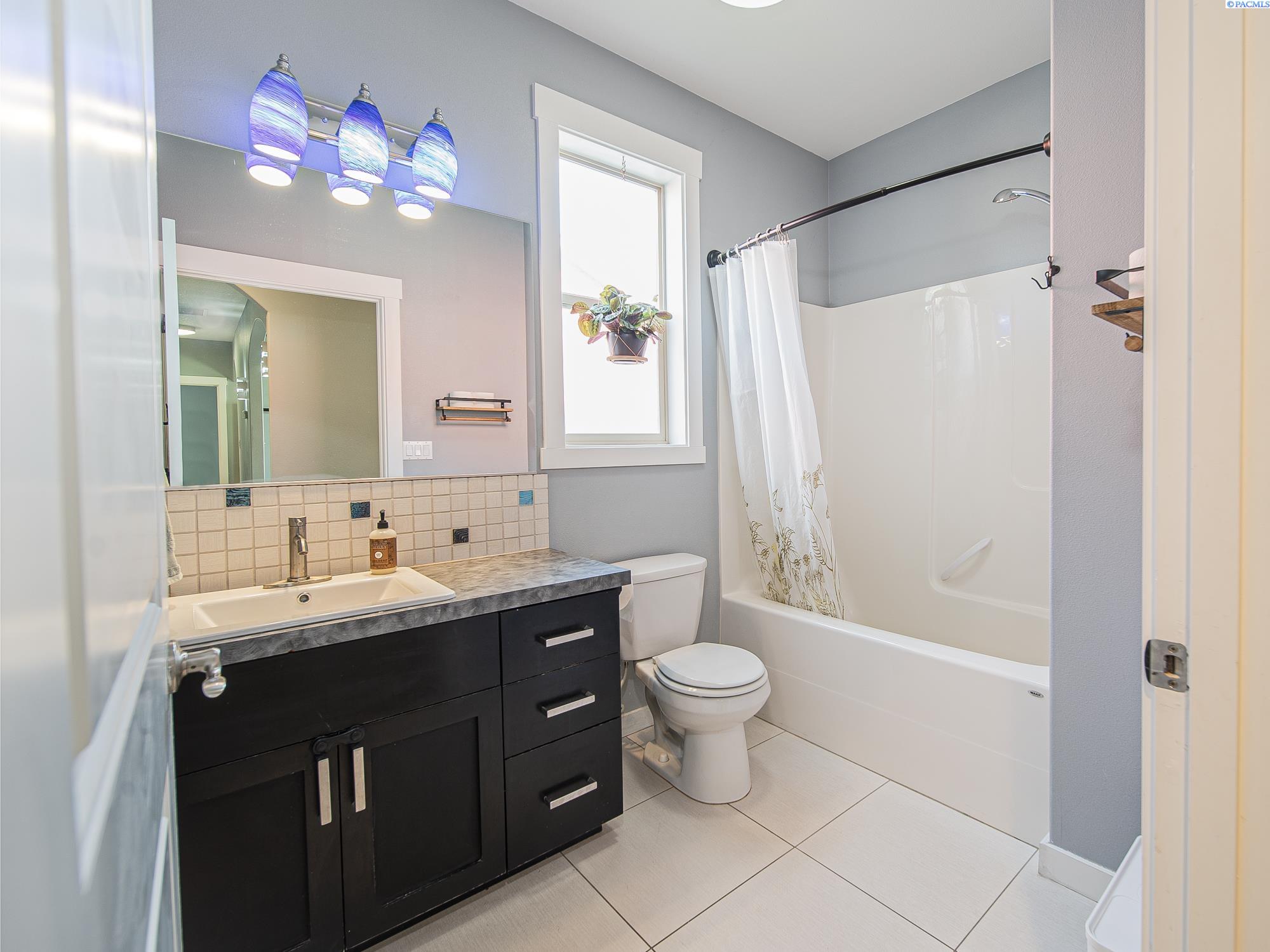 Pasco, Washington, 99301, United States, 4 Bedrooms Bedrooms, ,3 BathroomsBathrooms,Residential,For Sale,1933417