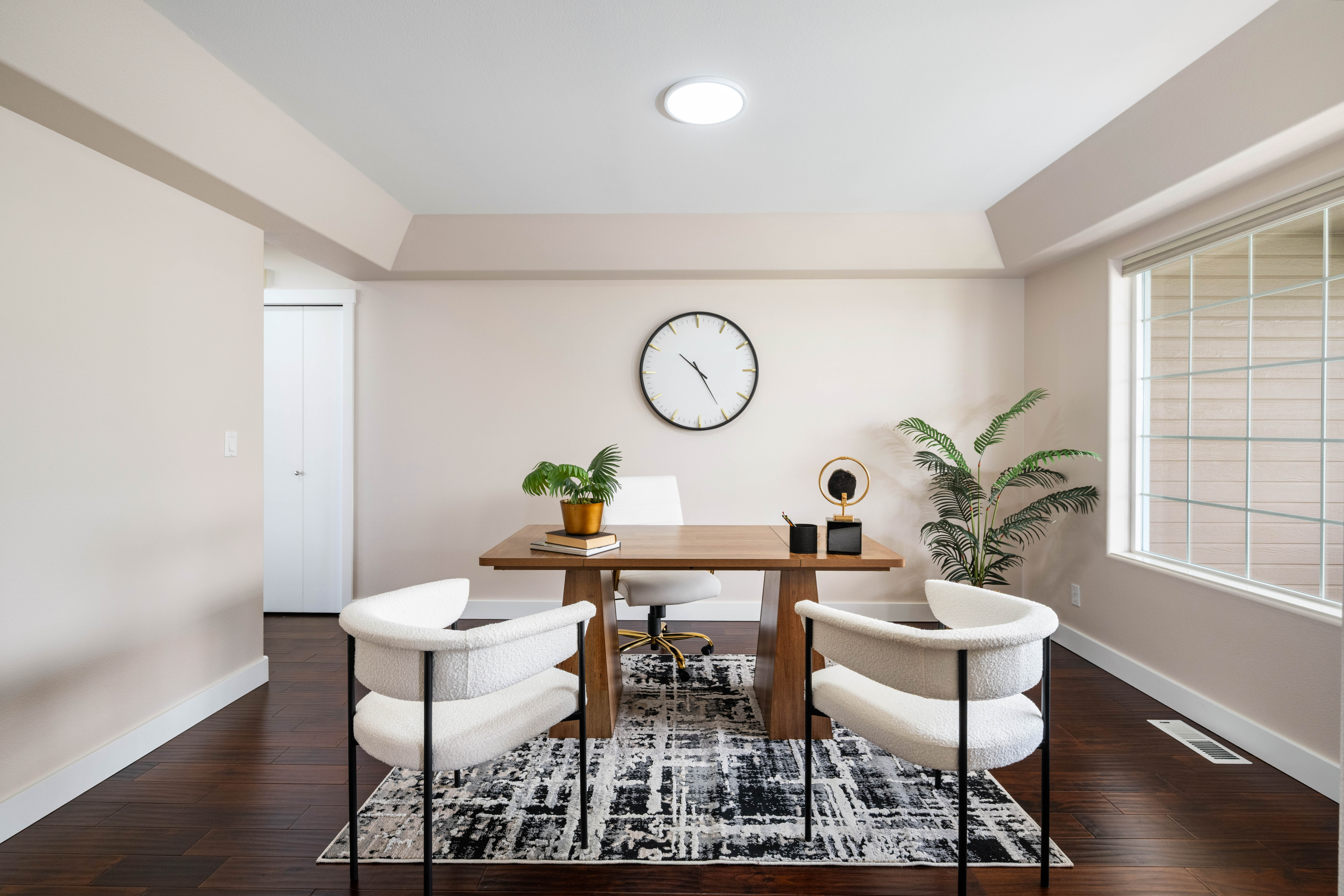  Prime Location, Private & Thoroughly Updated - 物件實景