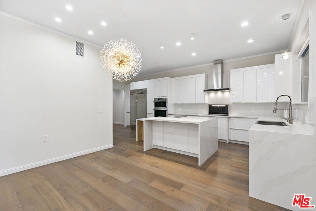 Los Angeles, California, 90006, United States, 7 Bedrooms Bedrooms, ,6 BathroomsBathrooms,Residential,For Sale,1848318