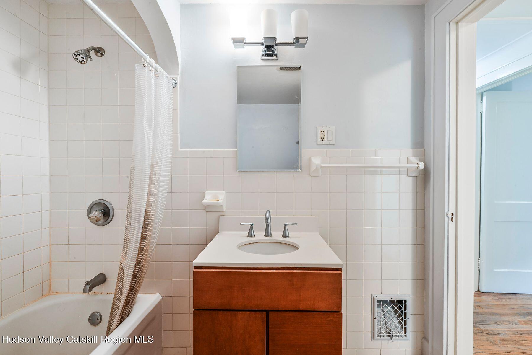 Rhinebeck, New York, 12572, United States, 3 Bedrooms Bedrooms, ,3 BathroomsBathrooms,Residential,For Sale,1776952