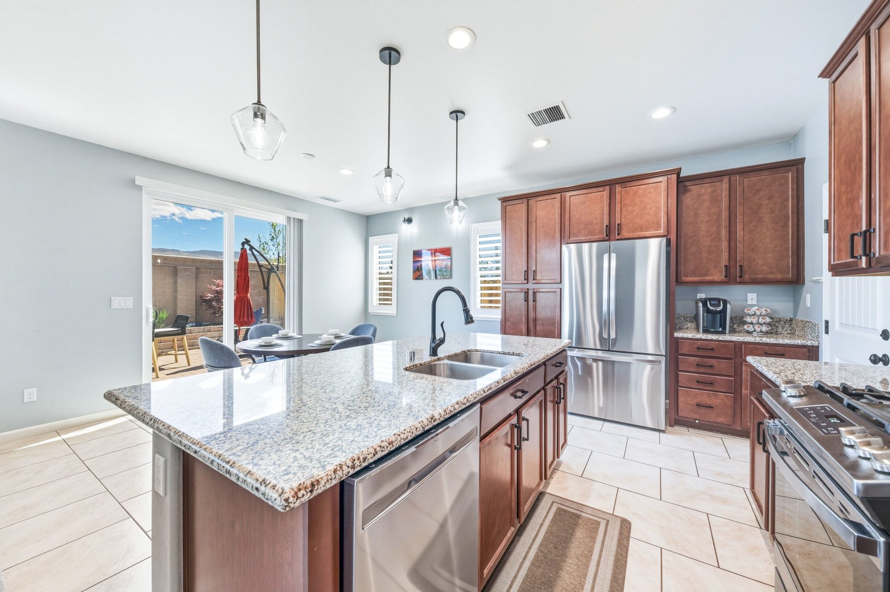  Turn-Key Home Close to Parks, Shopping & Trails - 物件實景