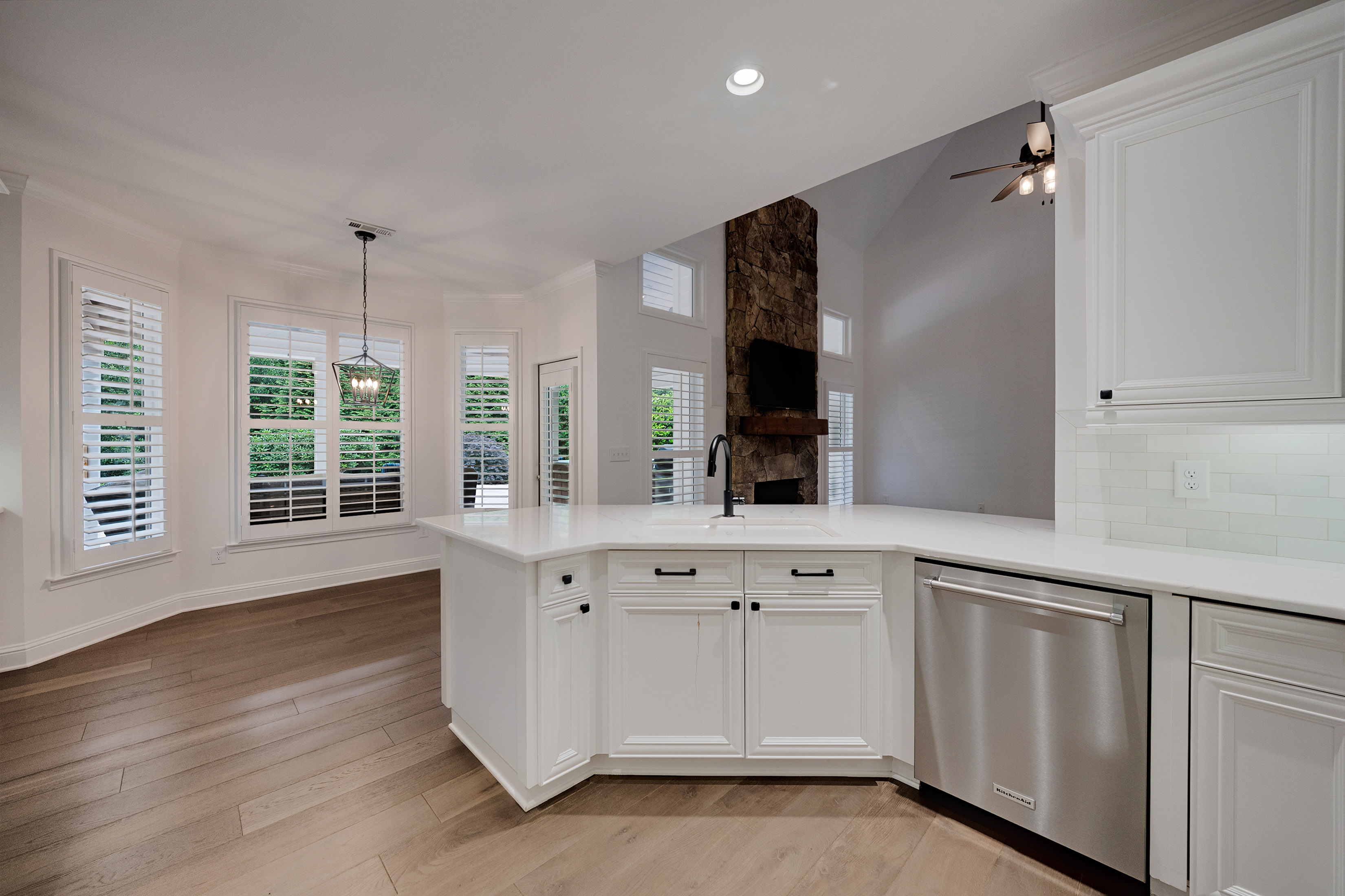  Stunning Craftsman-Style Home Featuring a Desirable Primary Suite on Main Level - 物件實景