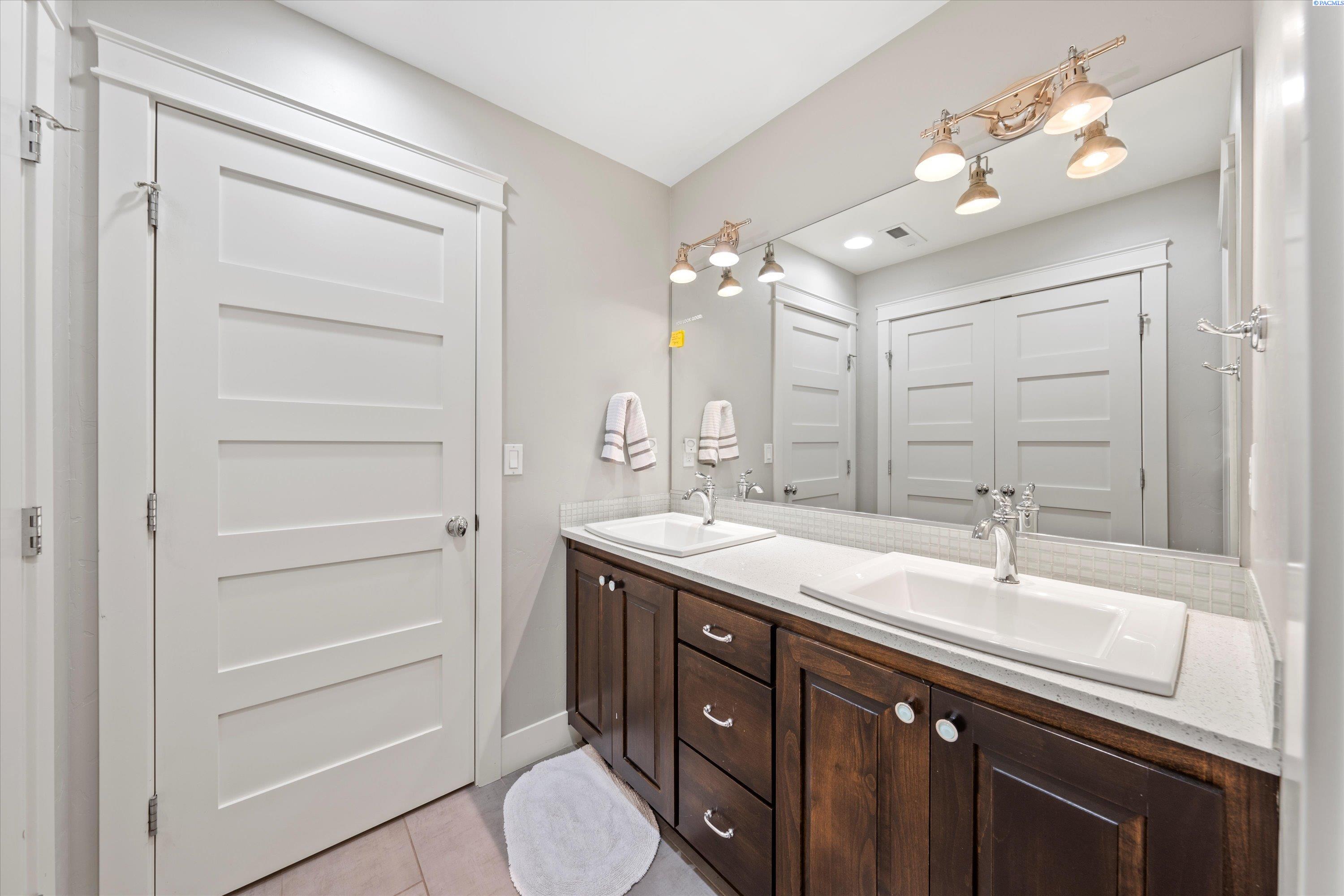 Richland, Washington, 99352, United States, 5 Bedrooms Bedrooms, ,3 BathroomsBathrooms,Residential,For Sale,1987518