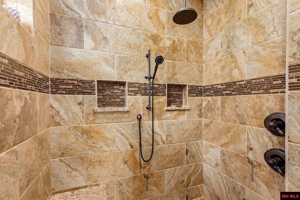 Cotter, Arkansas, 72626, United States, 4 Bedrooms Bedrooms, ,5 BathroomsBathrooms,Residential,For Sale,1976163