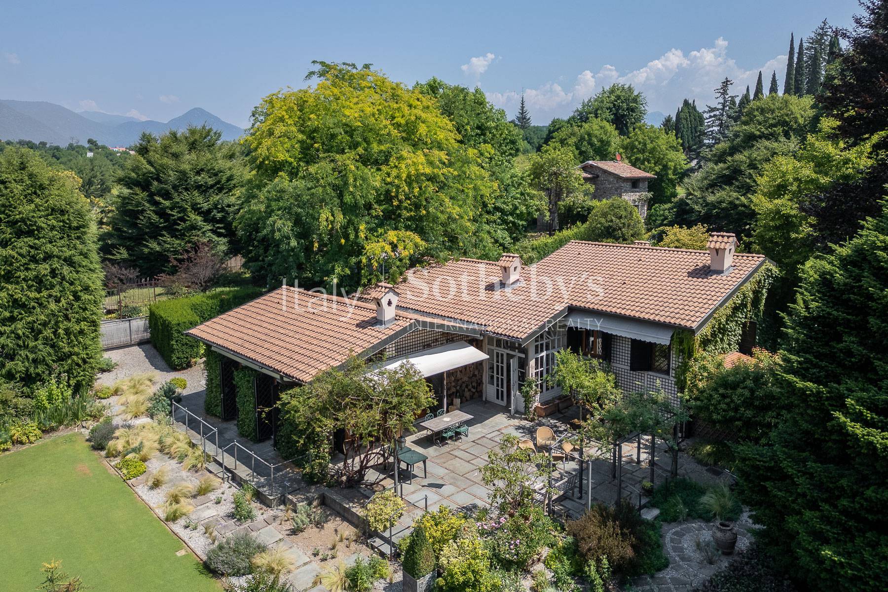  Prestigious residence with a magnificent landscaped garden. - 物件實景