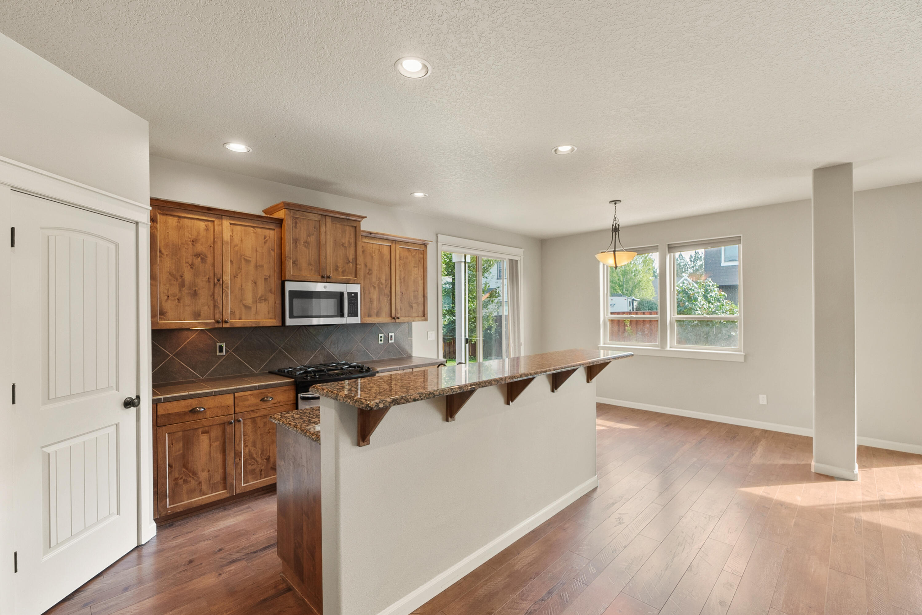 Redmond, Oregon, 97756, United States, 3 Bedrooms Bedrooms, ,3 BathroomsBathrooms,Residential,For Sale,1998180