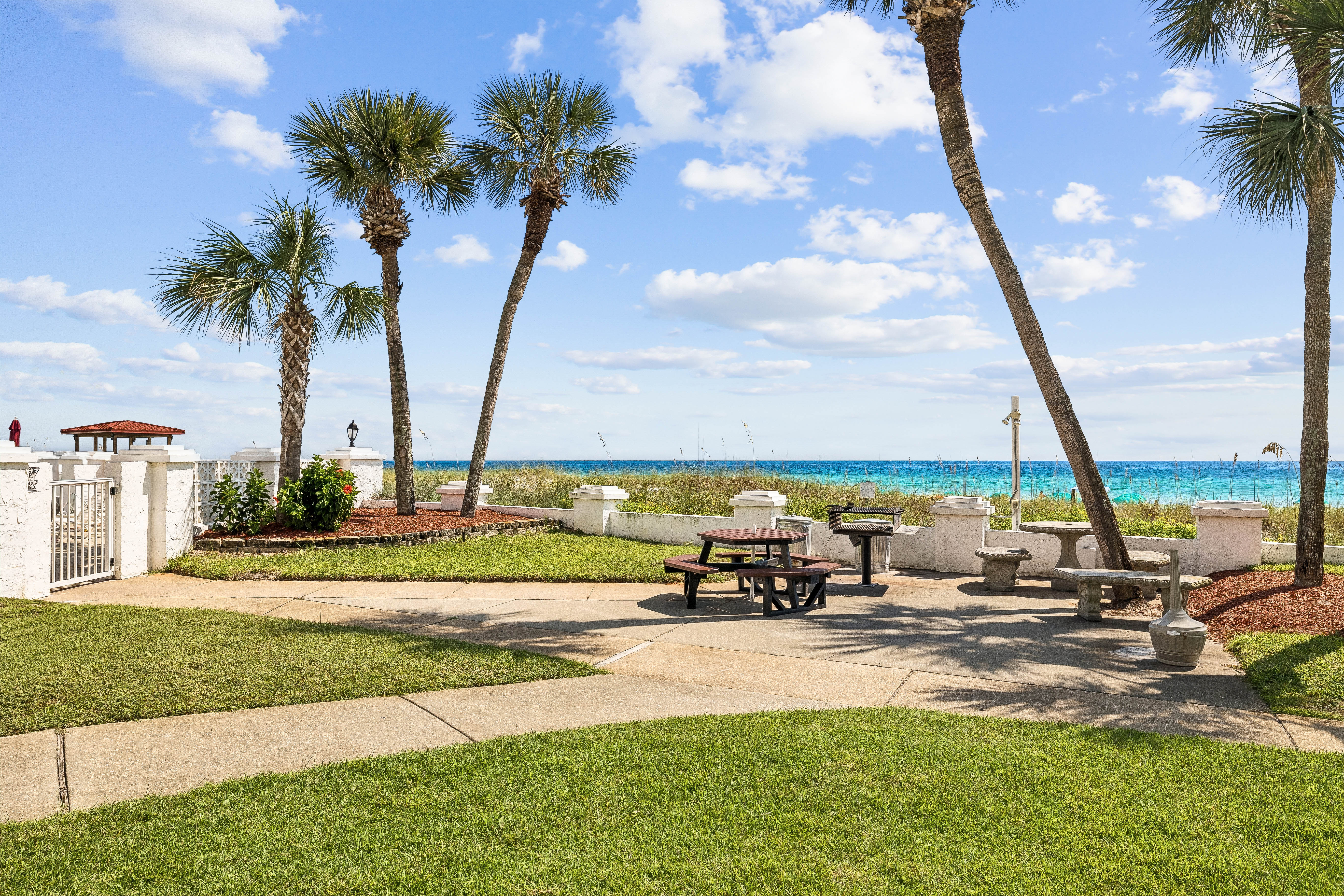  Gulf-Front Corner Retreat In Sought-After Community Near Amenities - 物件實景