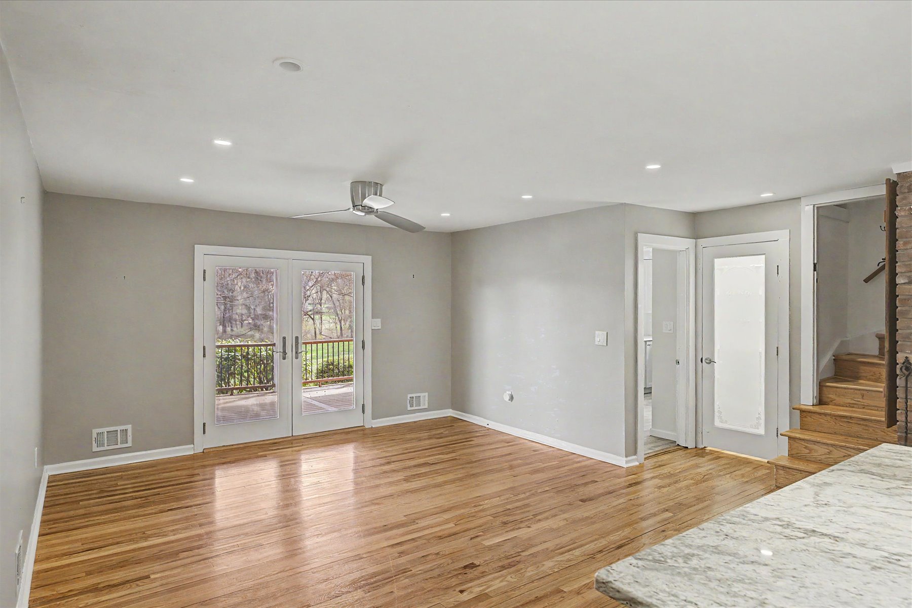  Lovely Cape Cod Home Situated on Two Private Acres - 物件實景