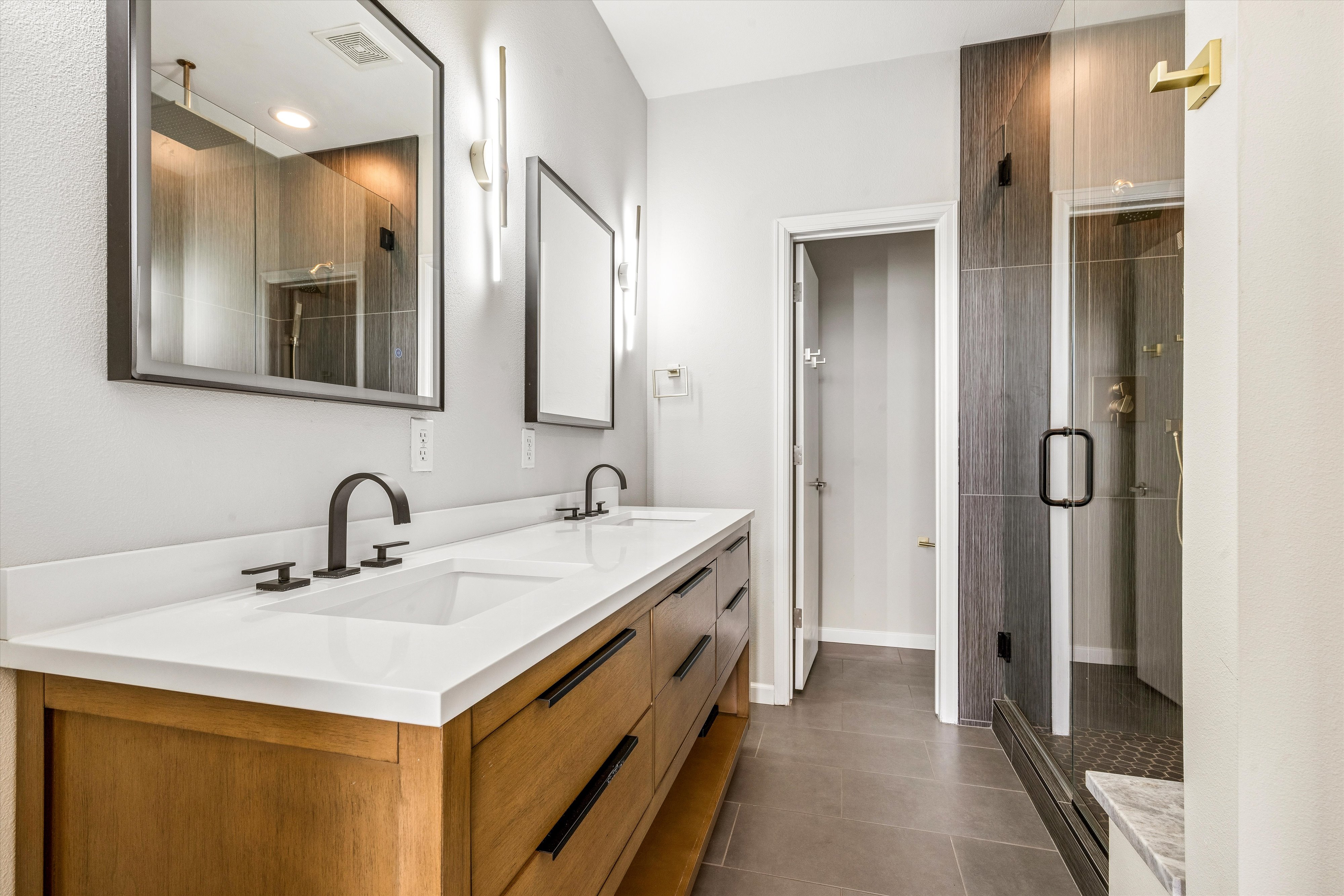  Beautifully updated end-unit offers exceptional natural light & abundant windows - 物件實景