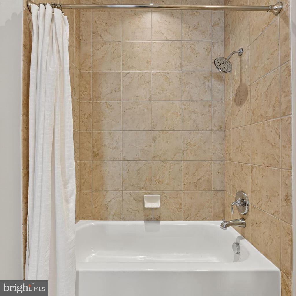 Arlington, Virginia, 22201, United States, 2 Bedrooms Bedrooms, ,2 BathroomsBathrooms,Residential,For Sale,1927773