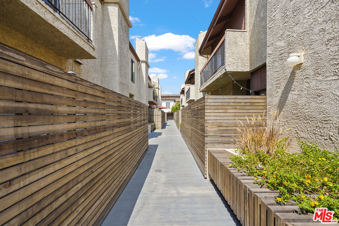 Los Angeles, California, 90025, United States, 2 Bedrooms Bedrooms, ,3 BathroomsBathrooms,Residential,For Sale,1940642
