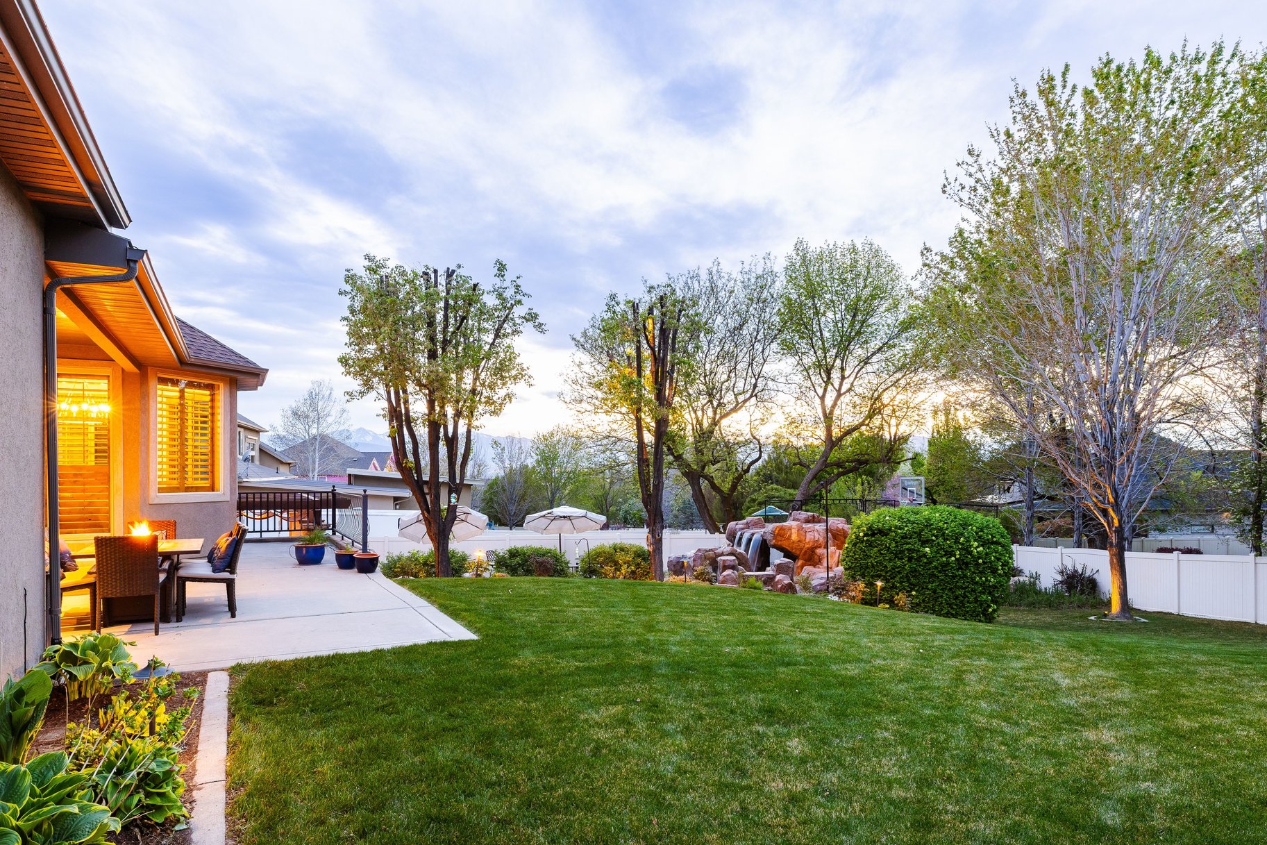  Custom 2-Story Parade Home with Dolphin Bolderscape Grotto Pool & 6 Car Garage - 物件實景