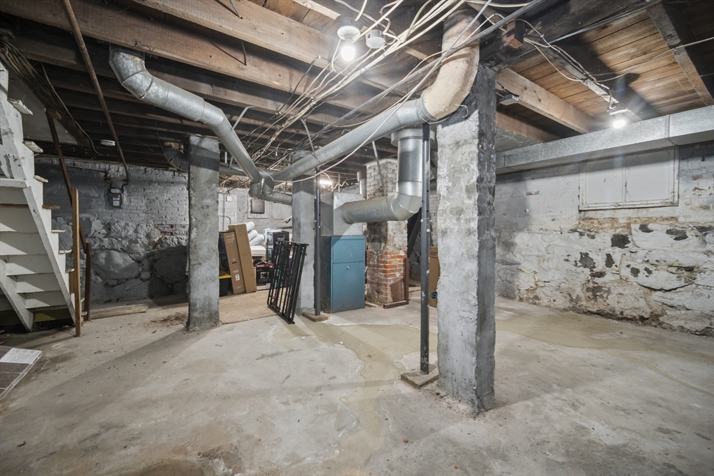 Lynn, Massachusetts, 01902, United States, 5 Bedrooms Bedrooms, ,3 BathroomsBathrooms,Residential,For Sale,1996647