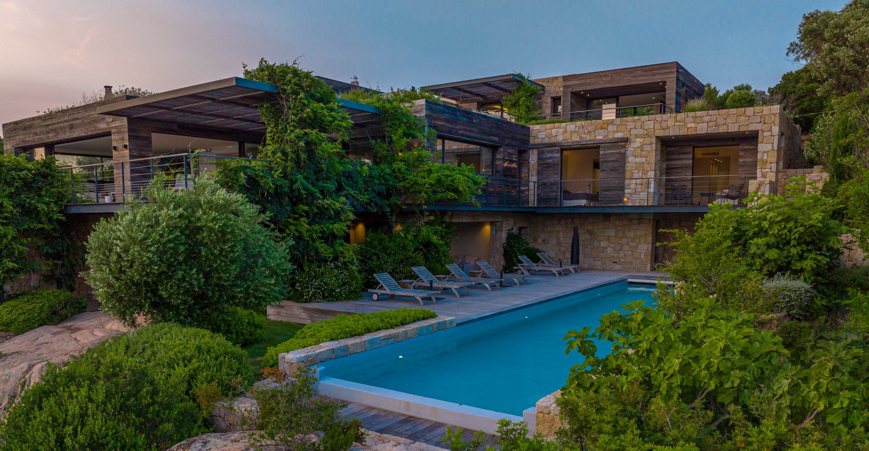  ARCHITECT-DESIGNED VILLA - PRIVATE WXATERFRONT ESTATE OF CALA D