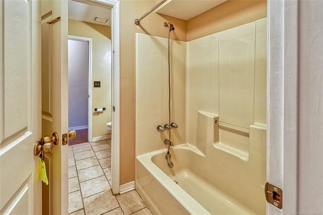 Eufaula, Oklahoma, 74432, United States, 3 Bedrooms Bedrooms, ,3 BathroomsBathrooms,Residential,For Sale,1987326