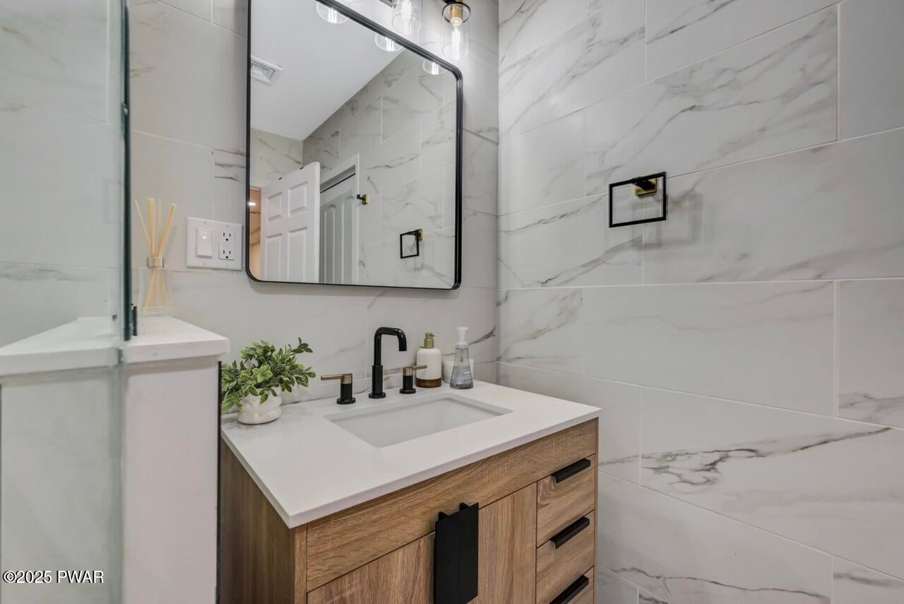 Lords Valley, Pennsylvania, 18428, United States, 6 Bedrooms Bedrooms, ,3 BathroomsBathrooms,Residential,For Sale,2001480