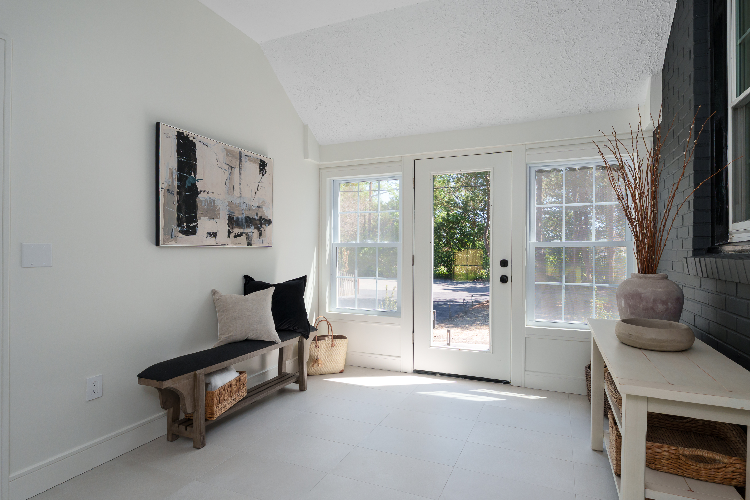  Design-Savvy Renovation Steps from Nature and Town - 物件實景