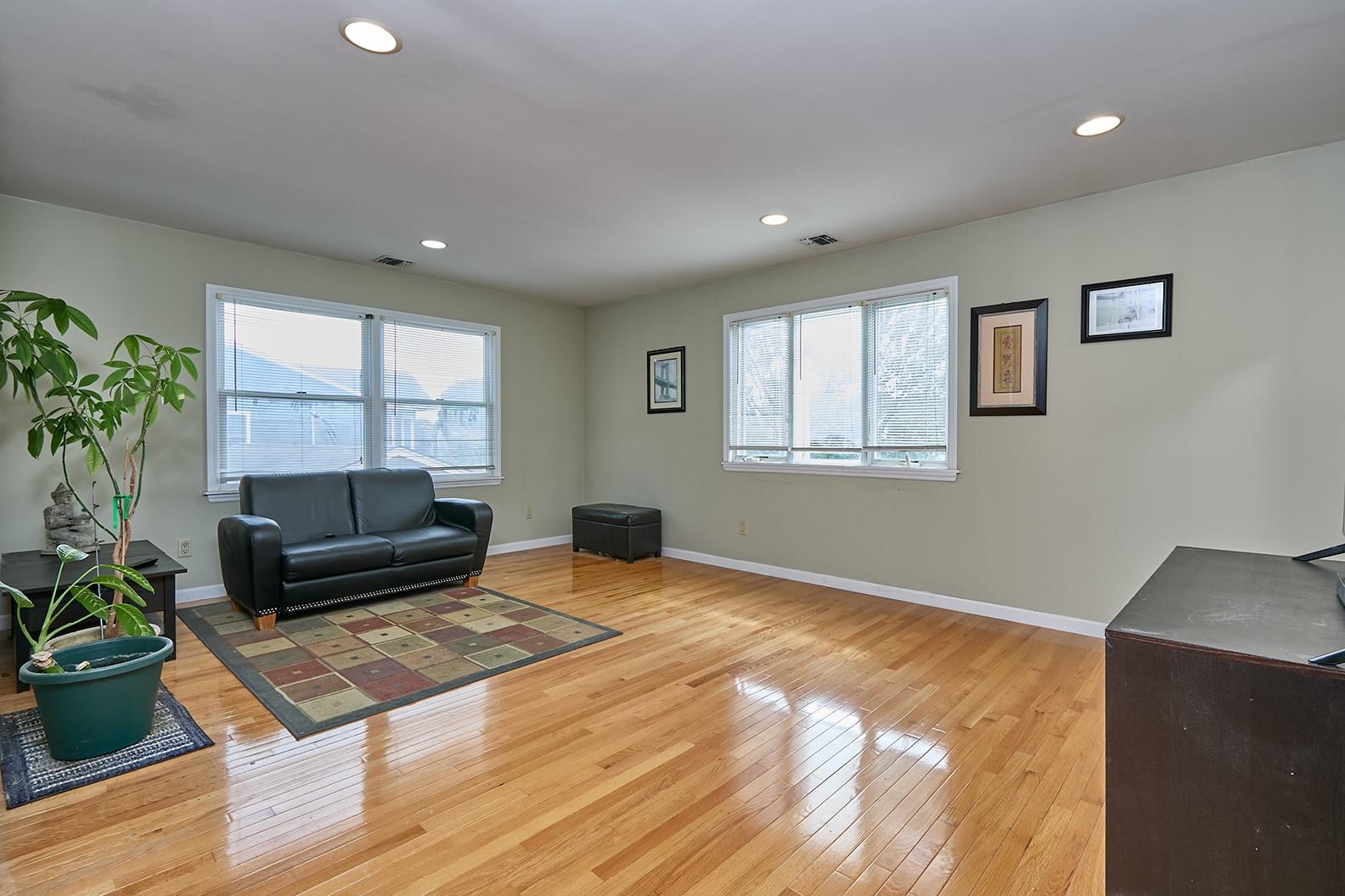 Merrick, New York, 11566, United States, 4 Bedrooms Bedrooms, ,2 BathroomsBathrooms,Residential,For Sale,1923596