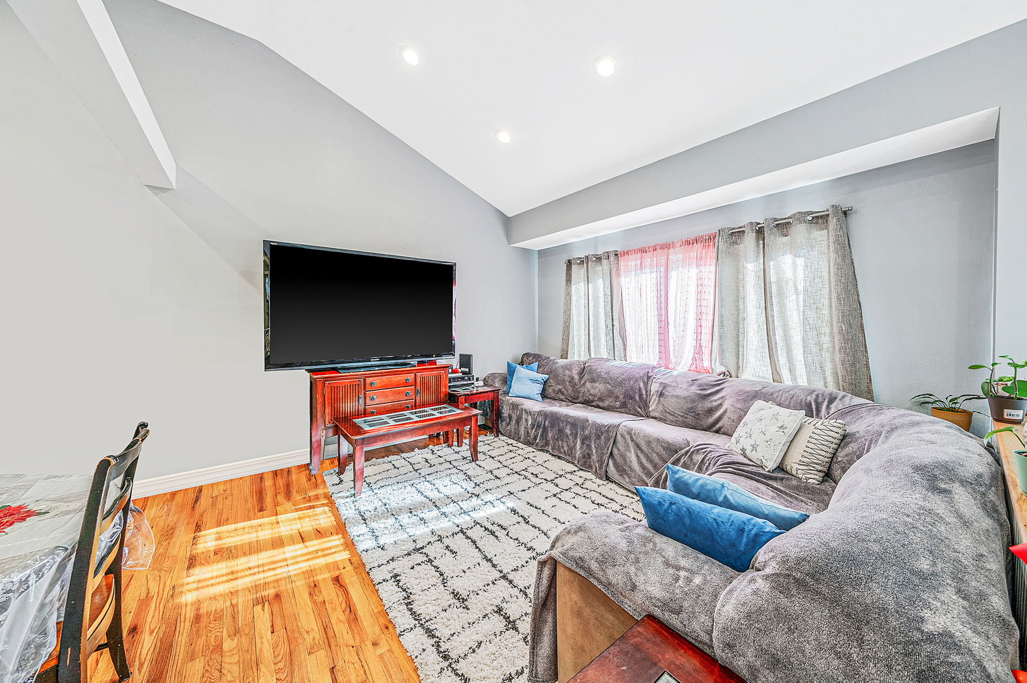 Ronkonkoma, New York, 11779, United States, 4 Bedrooms Bedrooms, ,2 BathroomsBathrooms,Residential,For Sale,2009312