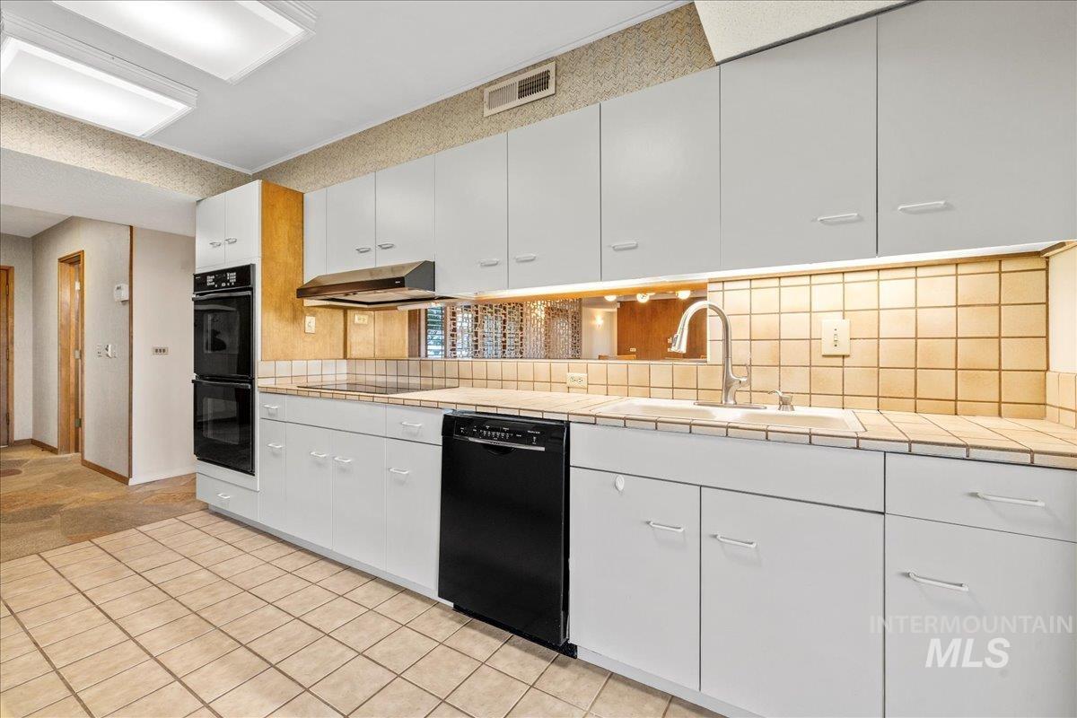 Caldwell, Idaho, 83605, United States, 2 Bedrooms Bedrooms, ,3 BathroomsBathrooms,Residential,For Sale,1979980