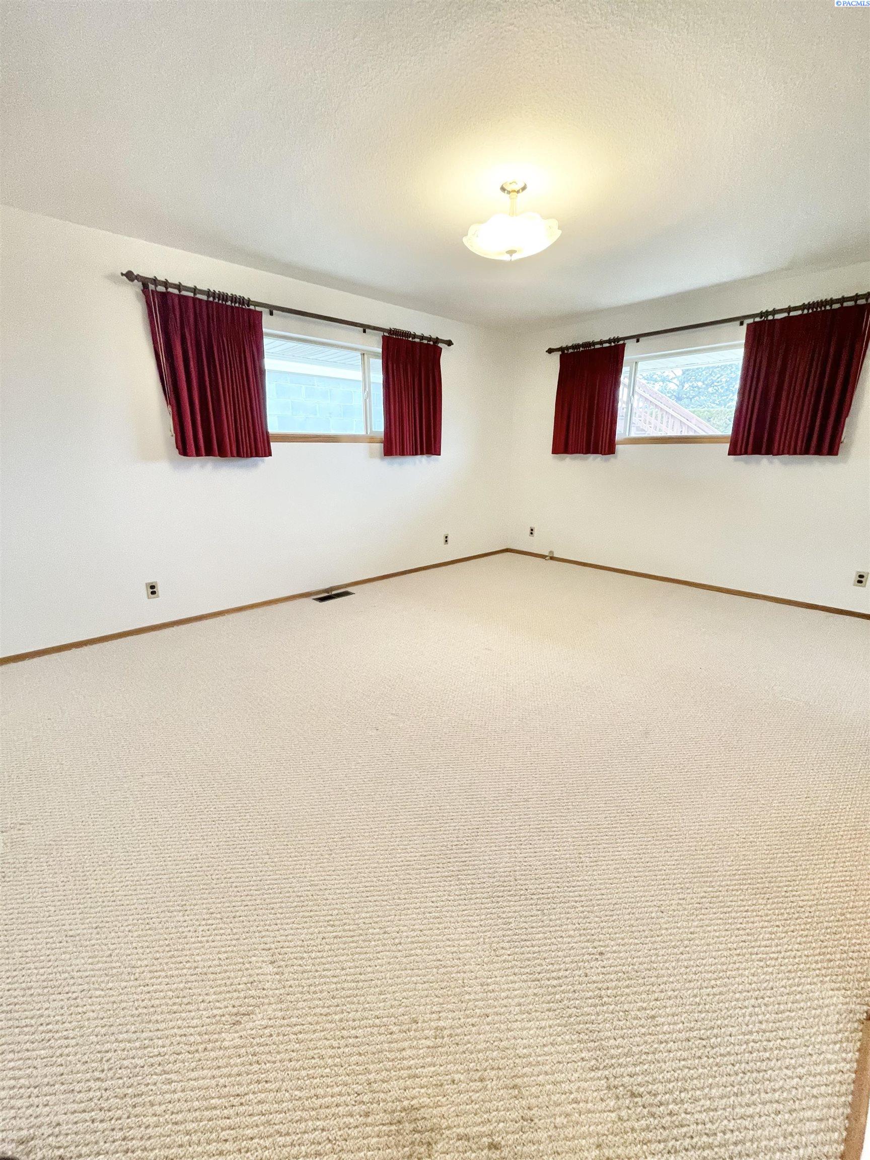 Grandview, Washington, 98930, United States, 5 Bedrooms Bedrooms, ,1 BathroomBathrooms,Residential,For Sale,1828538