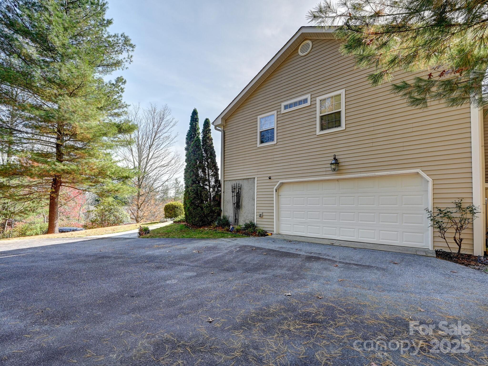 Hendersonville, North Carolina, 28739, United States, 3 Bedrooms Bedrooms, ,3 BathroomsBathrooms,Residential,For Sale,2005496