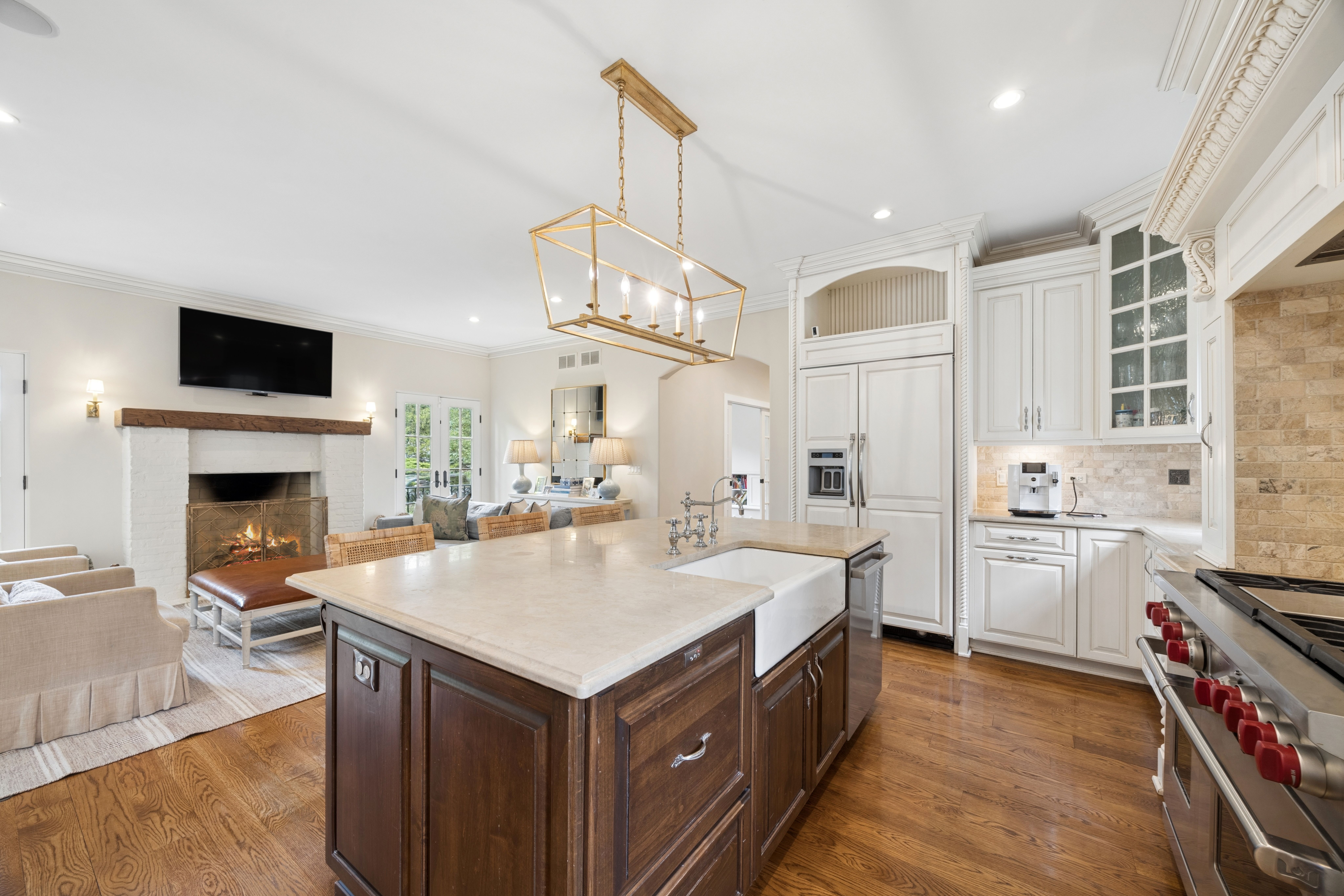  Timeless Architectural Detail with Warm, Inviting Living Spaces - 物件實景