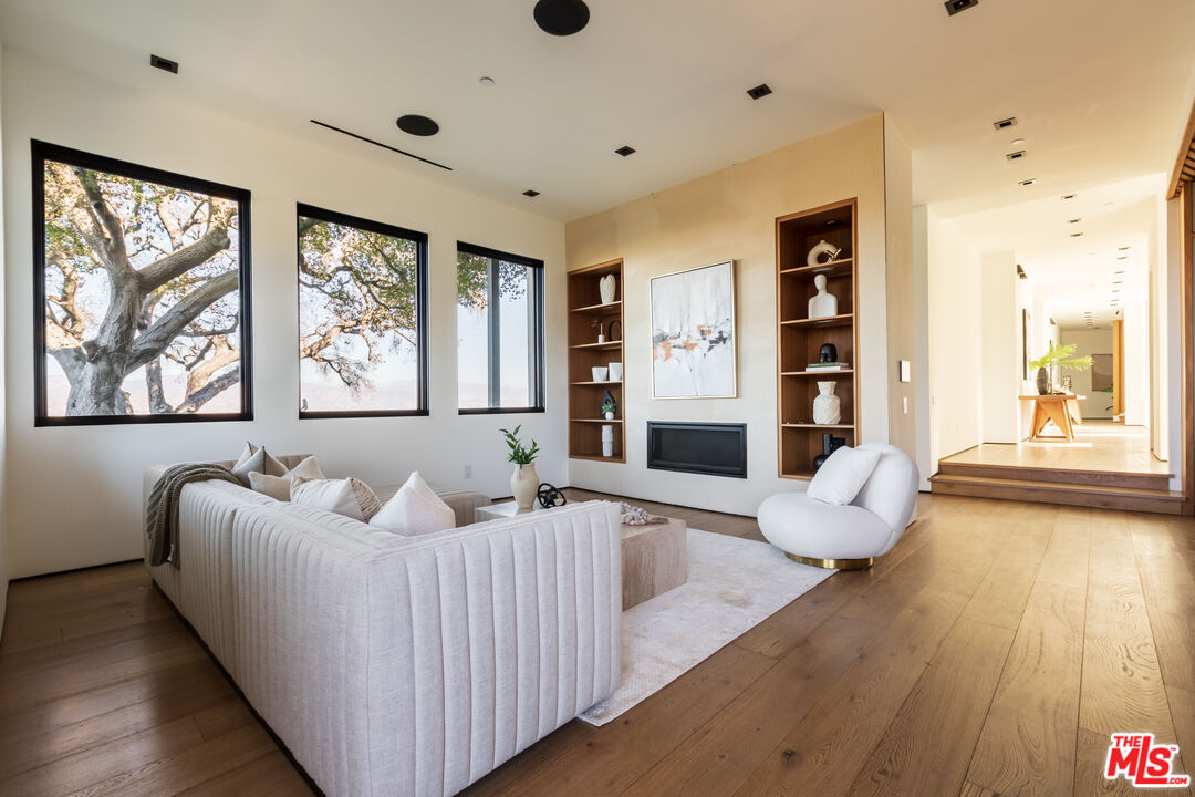 Beverly Hills, California, 90210, United States, 6 Bedrooms Bedrooms, ,6 BathroomsBathrooms,Residential,For Sale,1692711