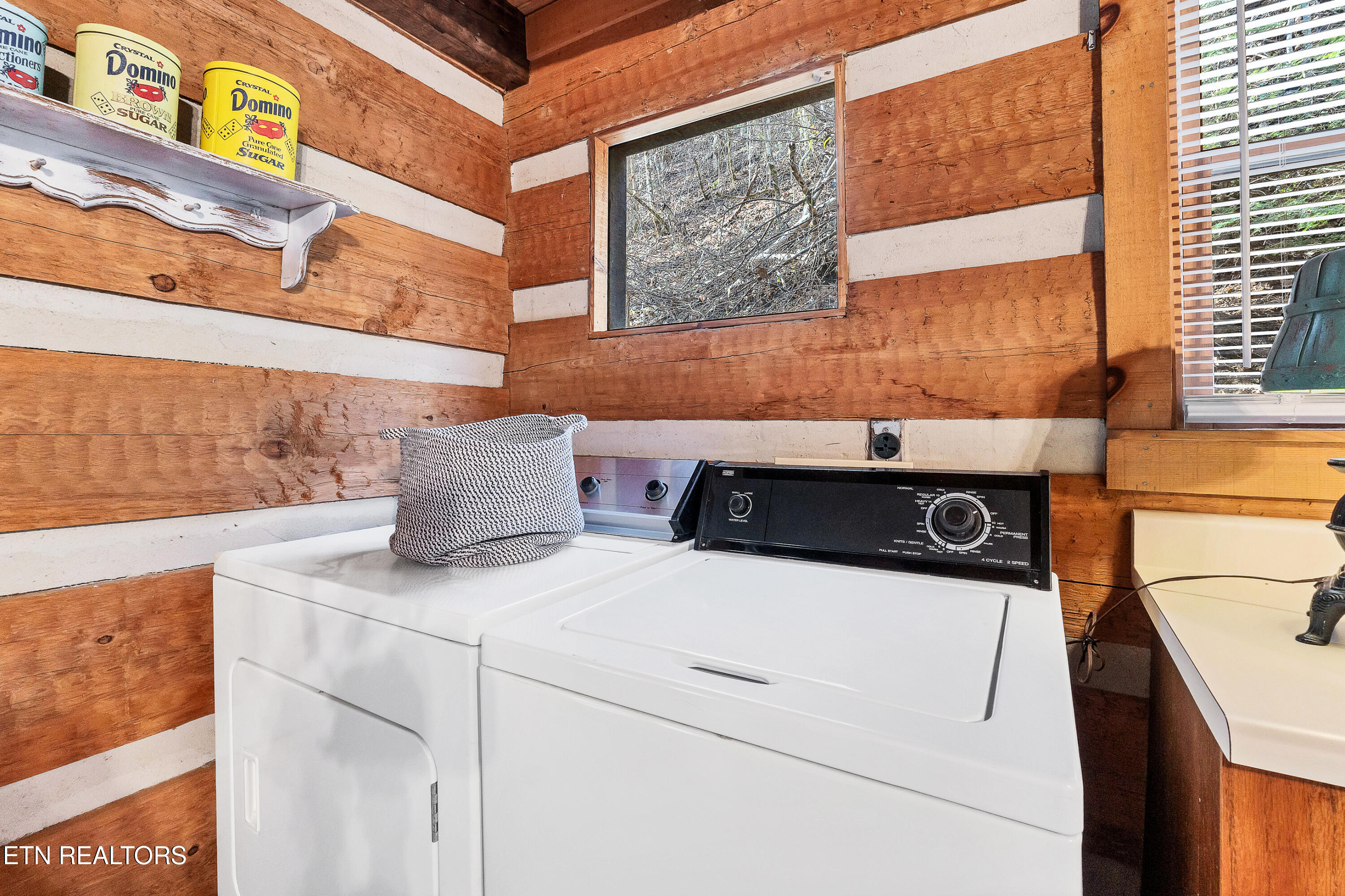 Townsend, Tennessee, 37882, United States, 2 Bedrooms Bedrooms, ,3 BathroomsBathrooms,Residential,For Sale,2010973