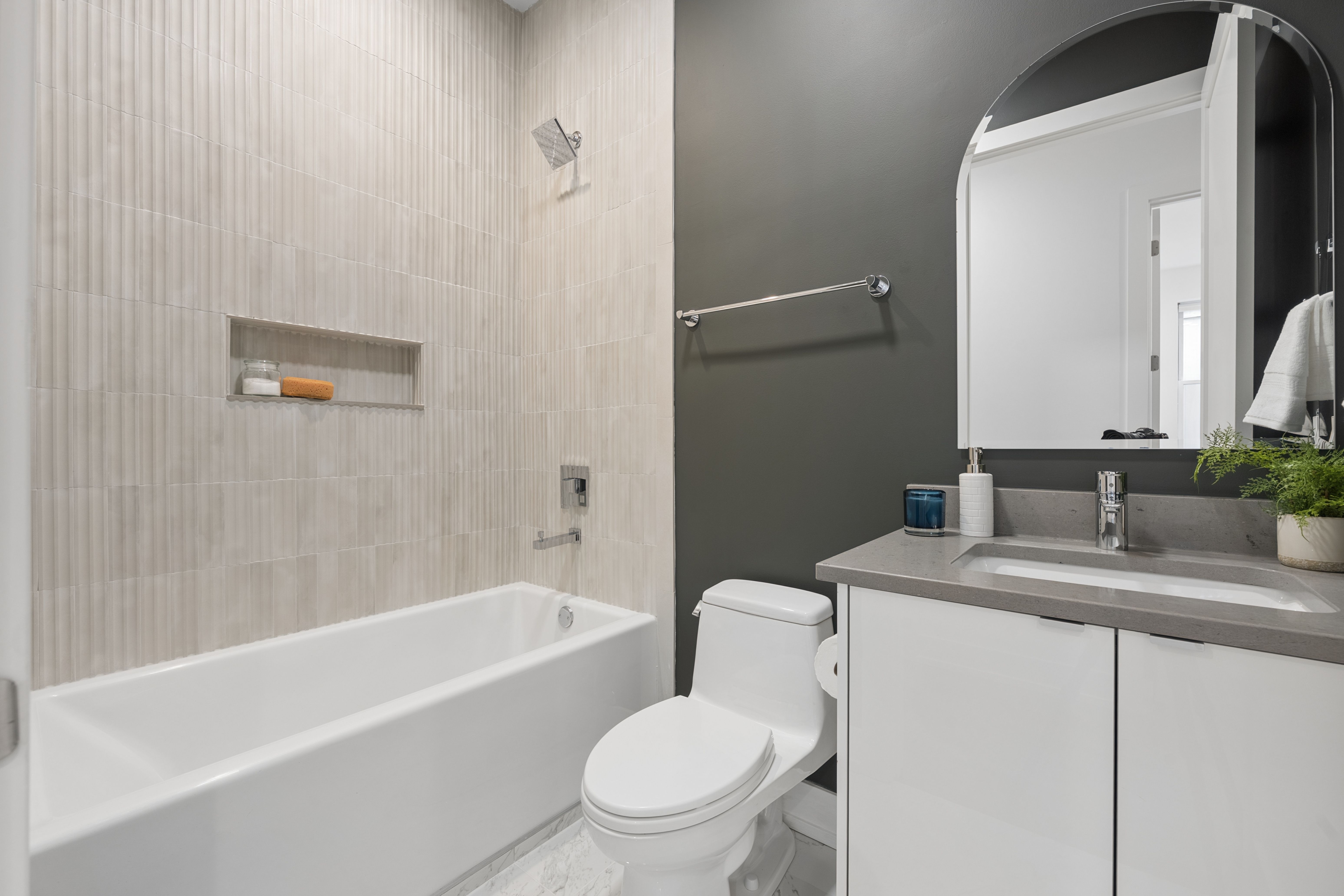  Sophisticated Three-bedroom, Two-bath Residence - 物件實景