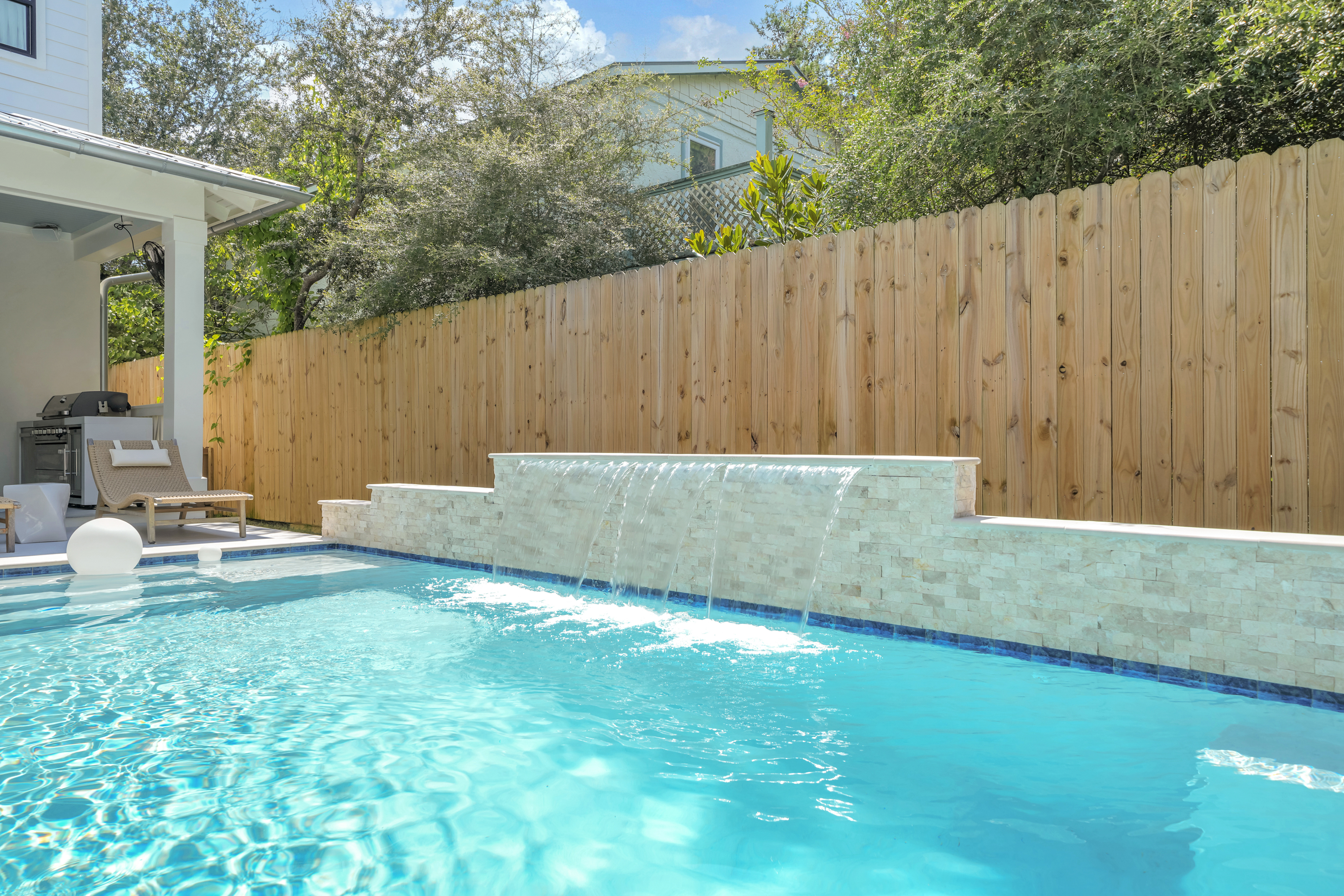  Custom Coastal Home With Private Pool And Expansive Outdoor Living - 物件實景