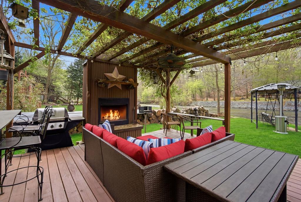 Ellijay, Georgia, 30540, United States, 3 Bedrooms Bedrooms, ,3 BathroomsBathrooms,Residential,For Sale,2034998