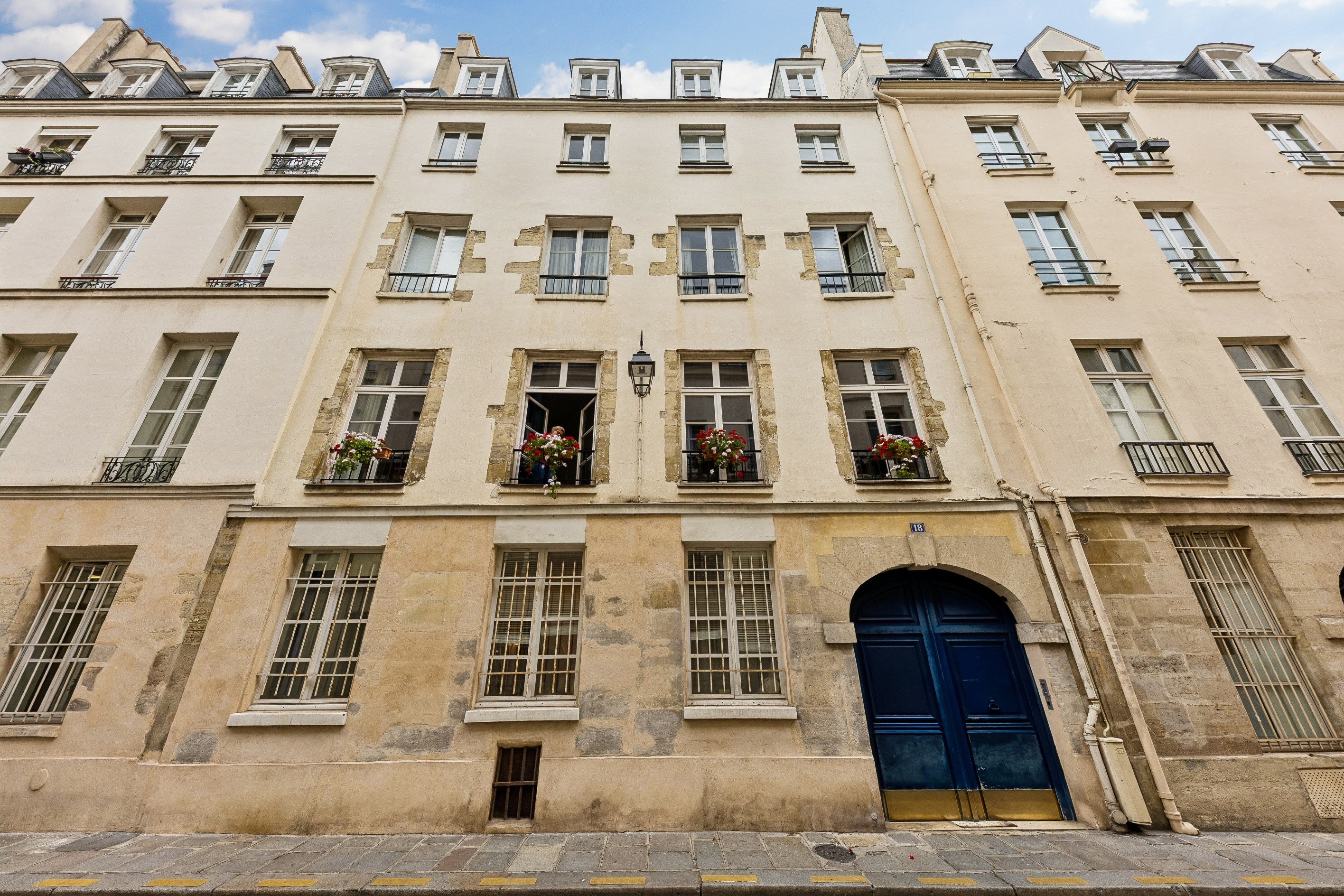  Le Marais – Renovated Top-Floor Apartment with Exposed Beams and Rooftop Views - 物件實景