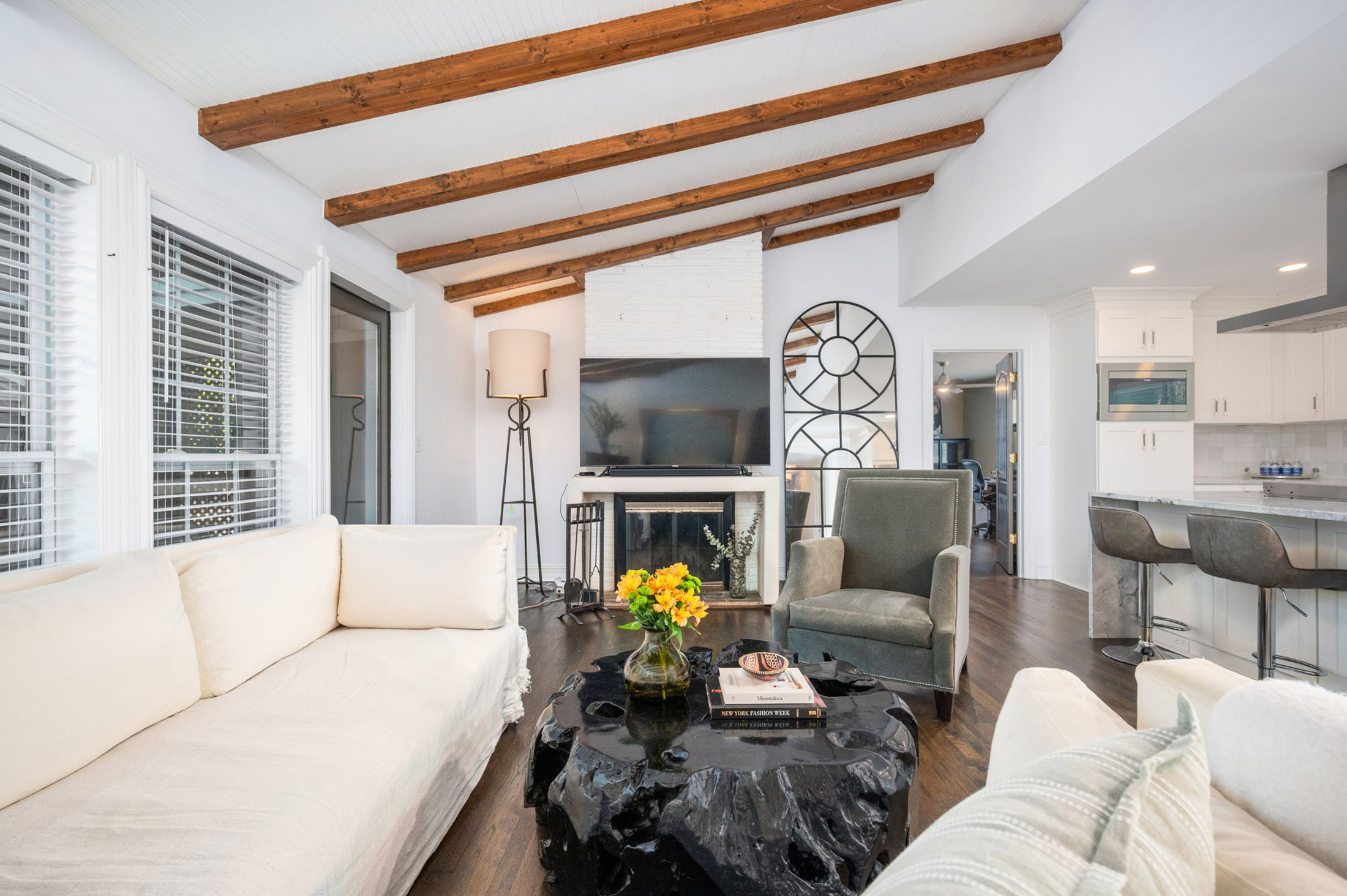  Beautiful Sprawling Ranch Set on an Expansive Corner Lot - 物件實景