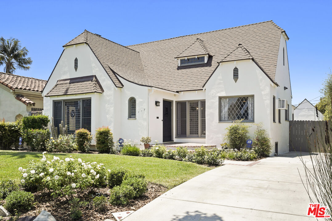 Los Angeles, California, 90036, United States, 3 Bedrooms Bedrooms, ,3 BathroomsBathrooms,Residential,For Sale,1896825