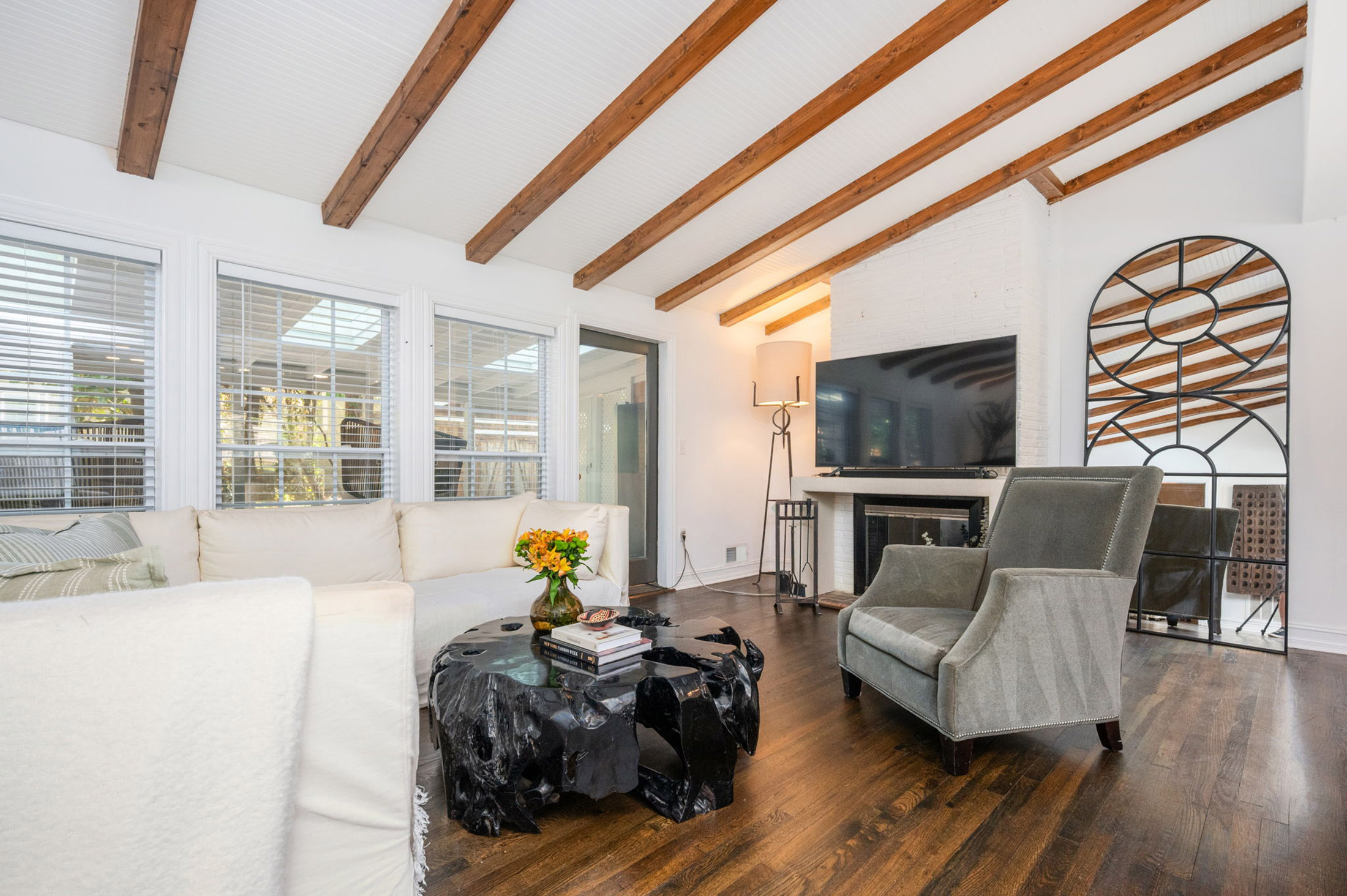  Beautiful Sprawling Ranch Set on an Expansive Corner Lot - 物件實景