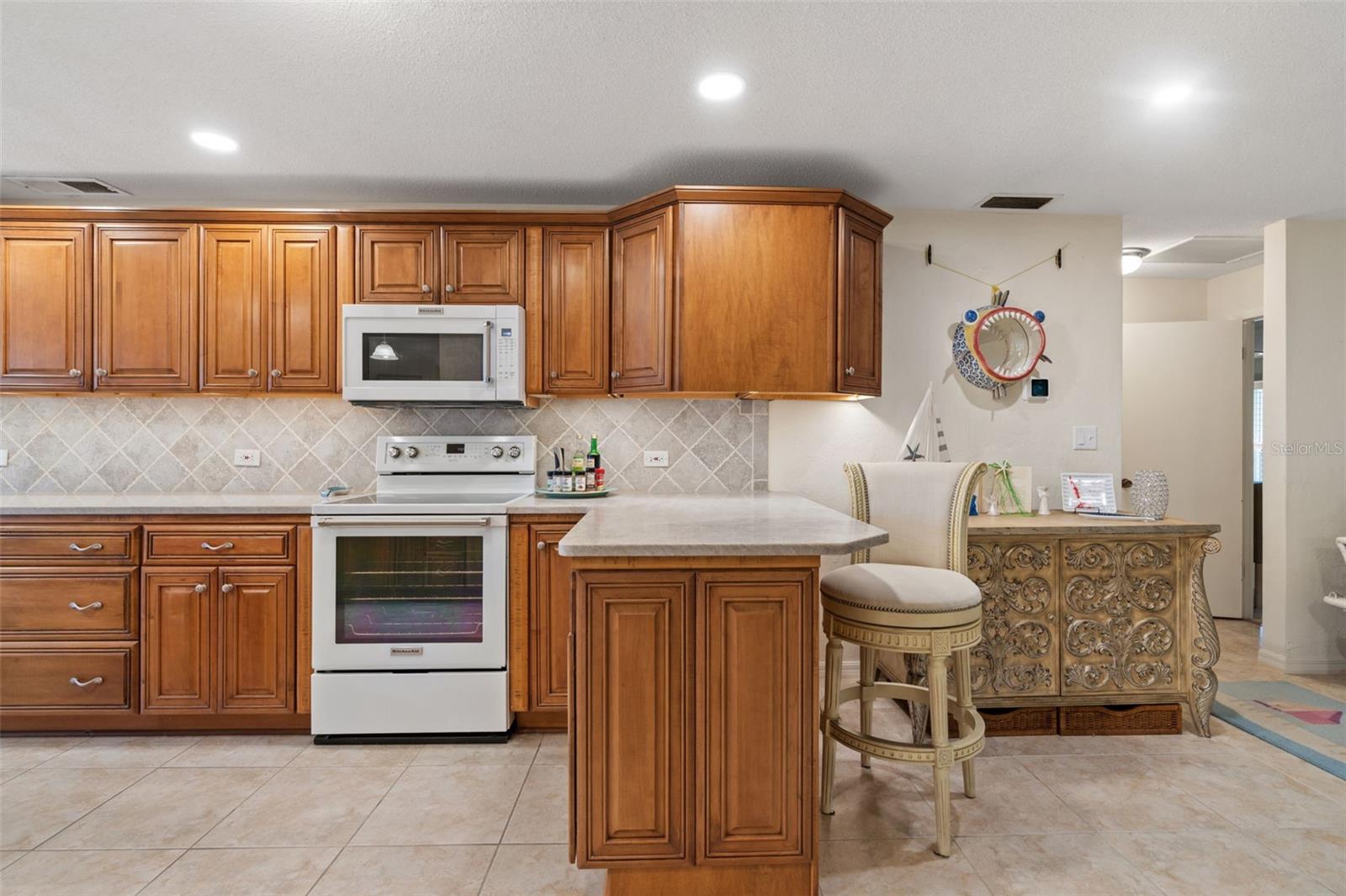 Belleair Beach, Florida, 33786, United States, 2 Bedrooms Bedrooms, ,3 BathroomsBathrooms,Residential,For Sale,1930799