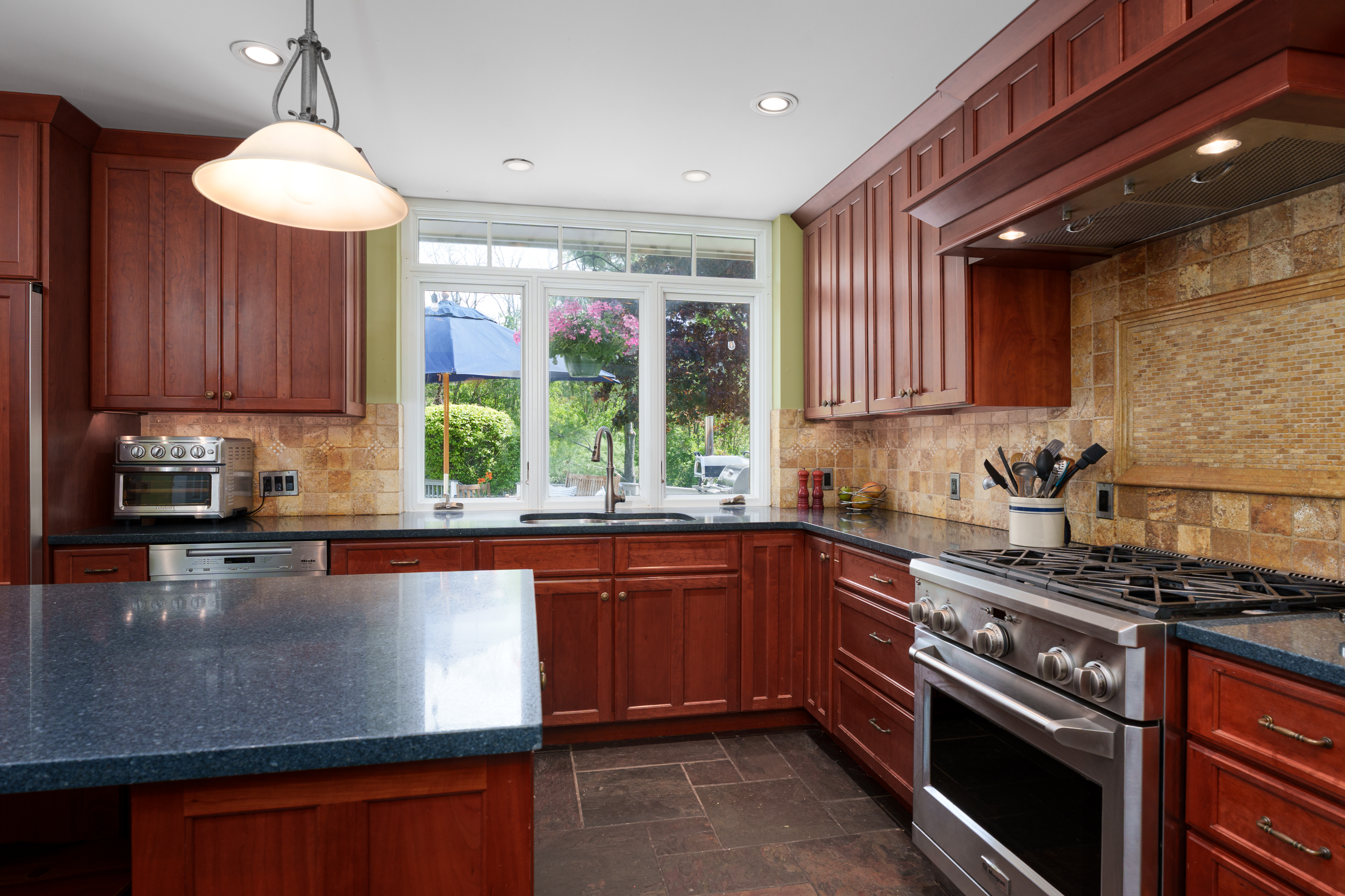  Kingsbrook Cul-de-Sac Home With 5 Bedrooms and a Finished Basement - 物件實景