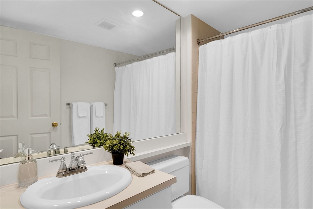 Newton, Massachusetts, 02464, United States, 2 Bedrooms Bedrooms, ,2 BathroomsBathrooms,Residential,For Sale,1947082