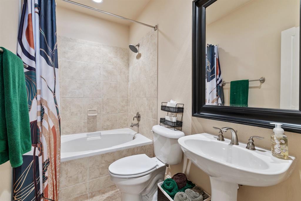 Fort Worth, Texas, 76102, United States, 2 Bedrooms Bedrooms, ,3 BathroomsBathrooms,Residential,For Sale,1880587