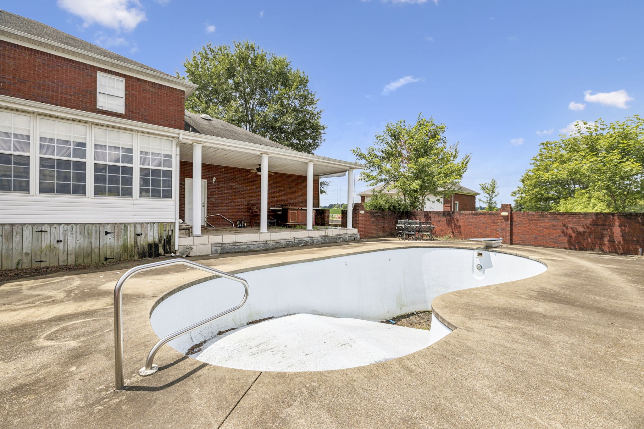 Lawrenceburg, Tennessee, 38464, United States, 5 Bedrooms Bedrooms, ,4 BathroomsBathrooms,Residential,For Sale,1918040