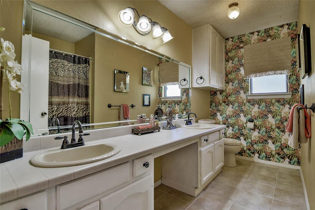 Granbury, Texas, 76049, United States, 3 Bedrooms Bedrooms, ,2 BathroomsBathrooms,Residential,For Sale,1984180