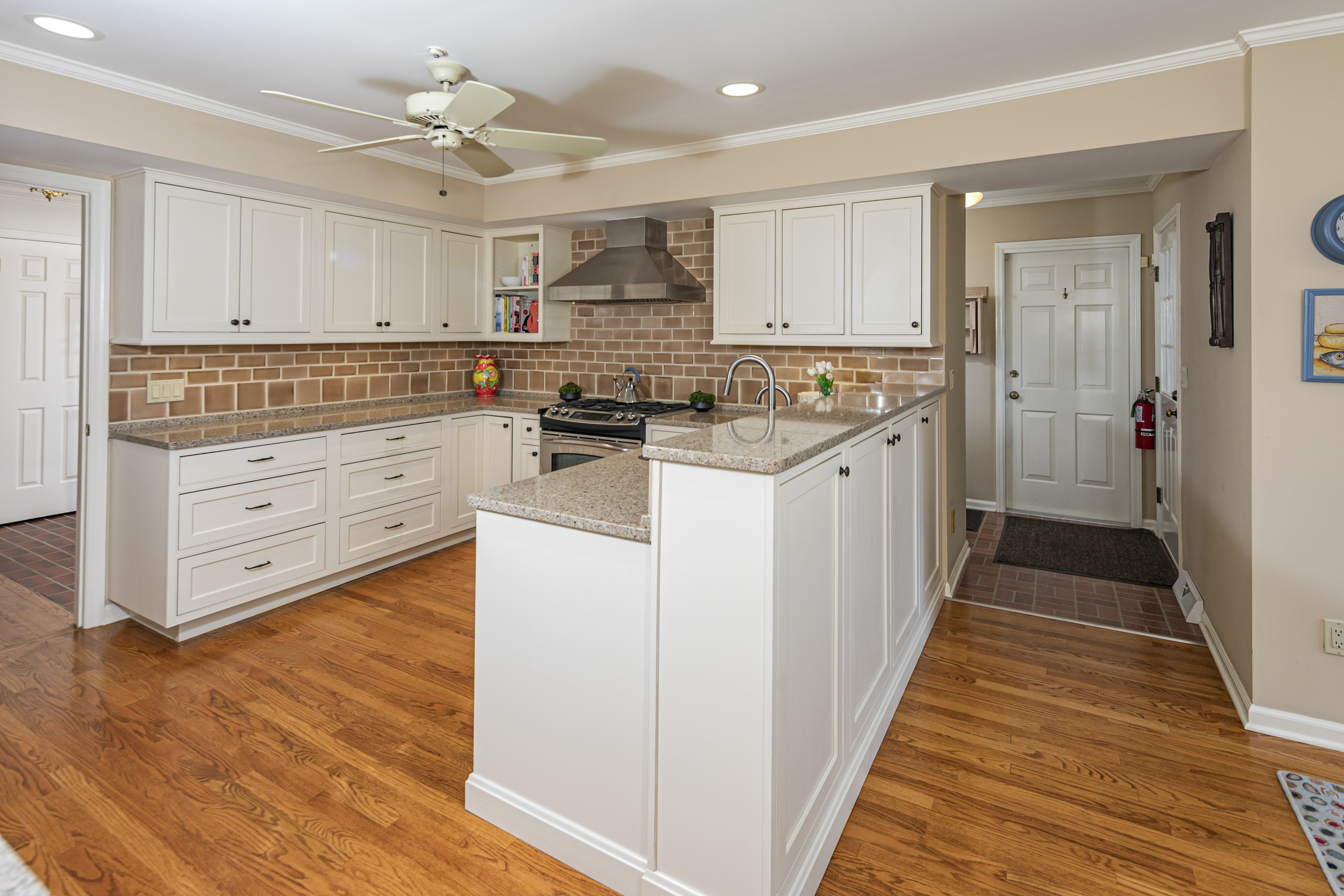  Stand-Out Home in The Glen Features Pastoral Views and Soaring Ceilings - 物件實景