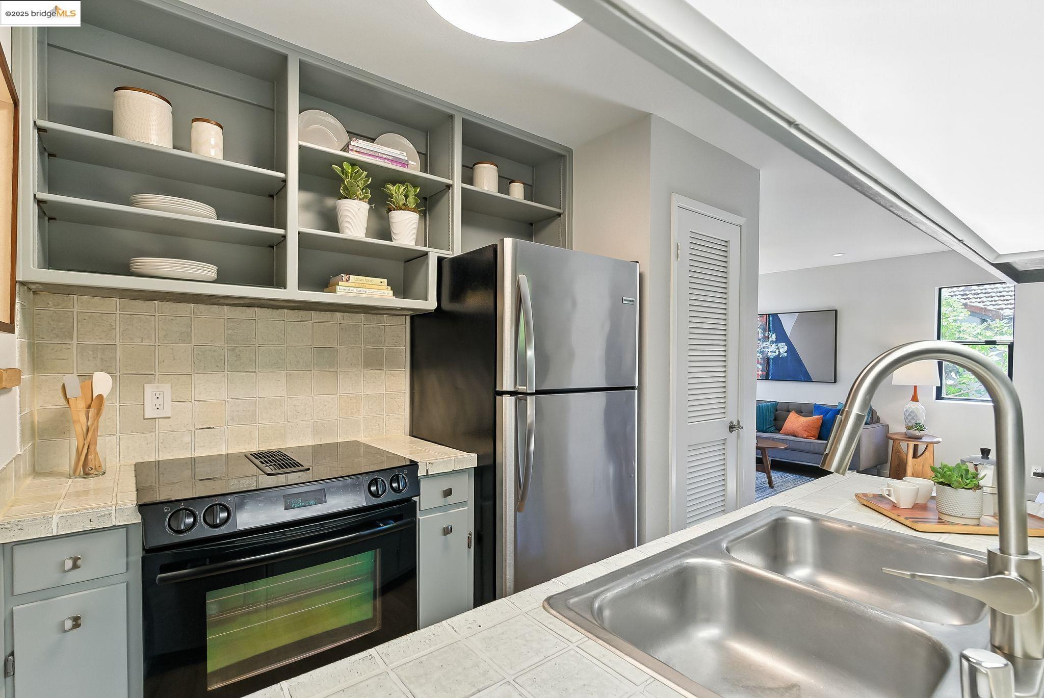 Oakland, California, 94618, United States, 2 Bedrooms Bedrooms, ,1 BathroomBathrooms,Residential,For Sale,1925064