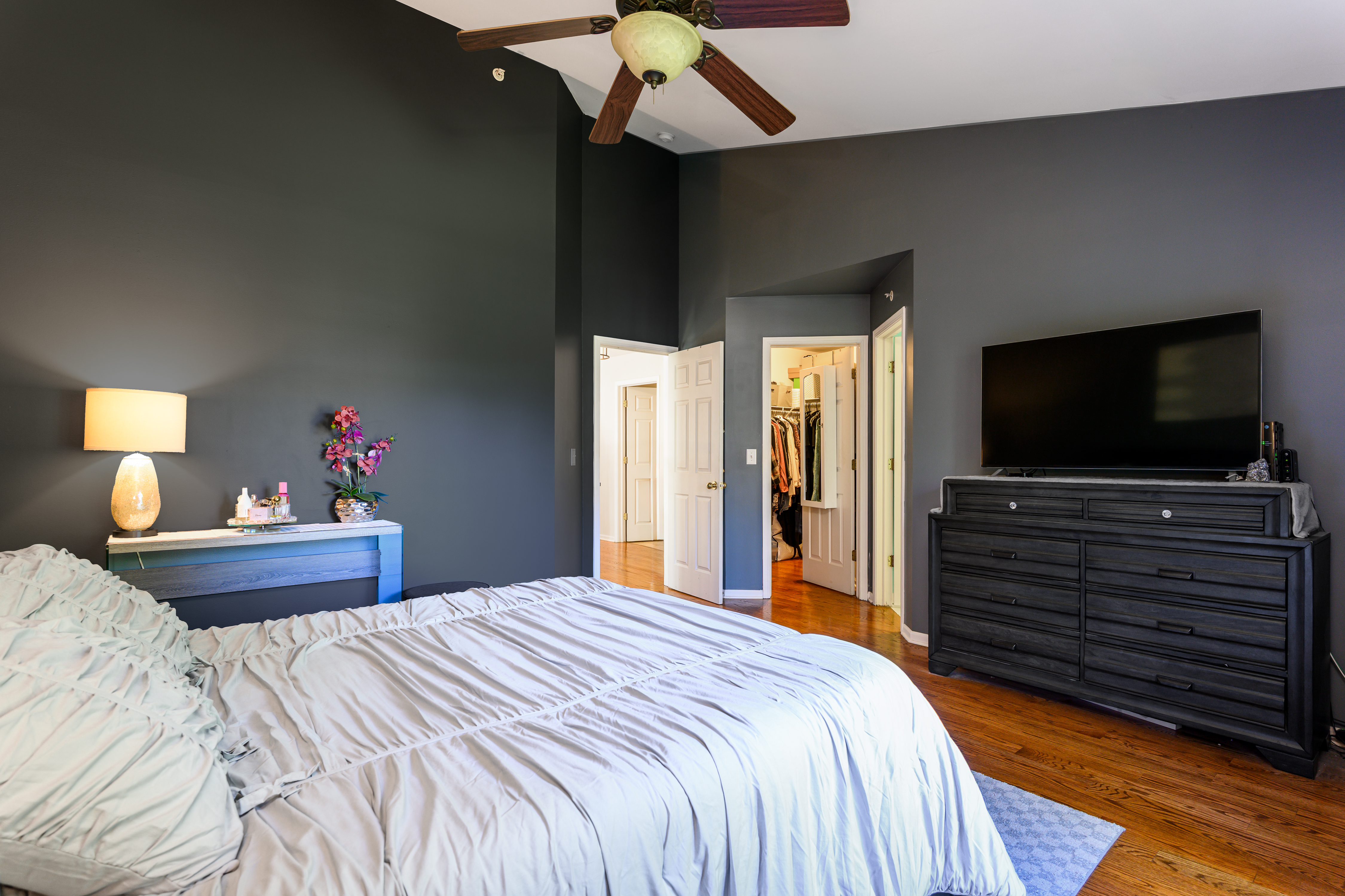  Bright and Spacious Corner Home with Fully Finished Basement - 物件實景